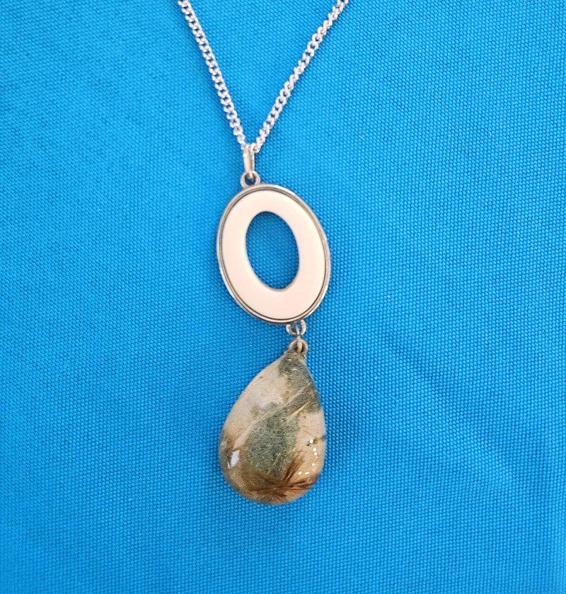 Collar Colgante Ovalado Abierto de Cristal de Cuarzo y Esmalte/Lucita en venta 1