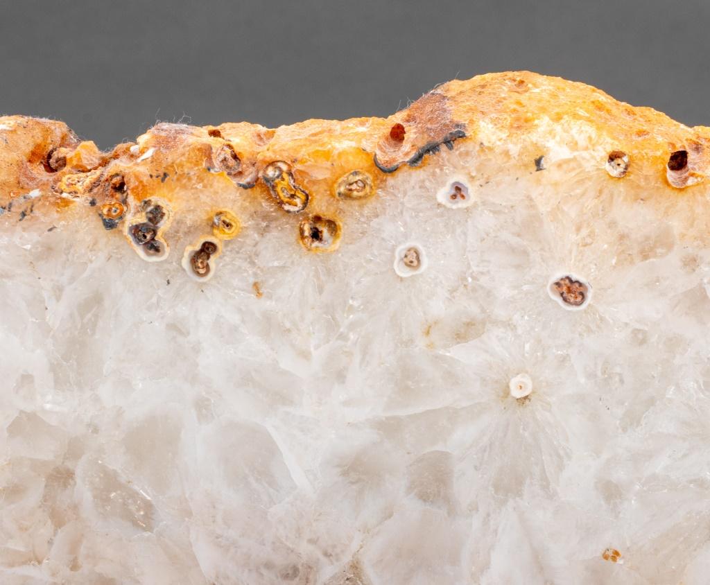 Quarzkristall-Mineral-Probe auf Messing-Stand im Zustand „Gut“ im Angebot in New York, NY