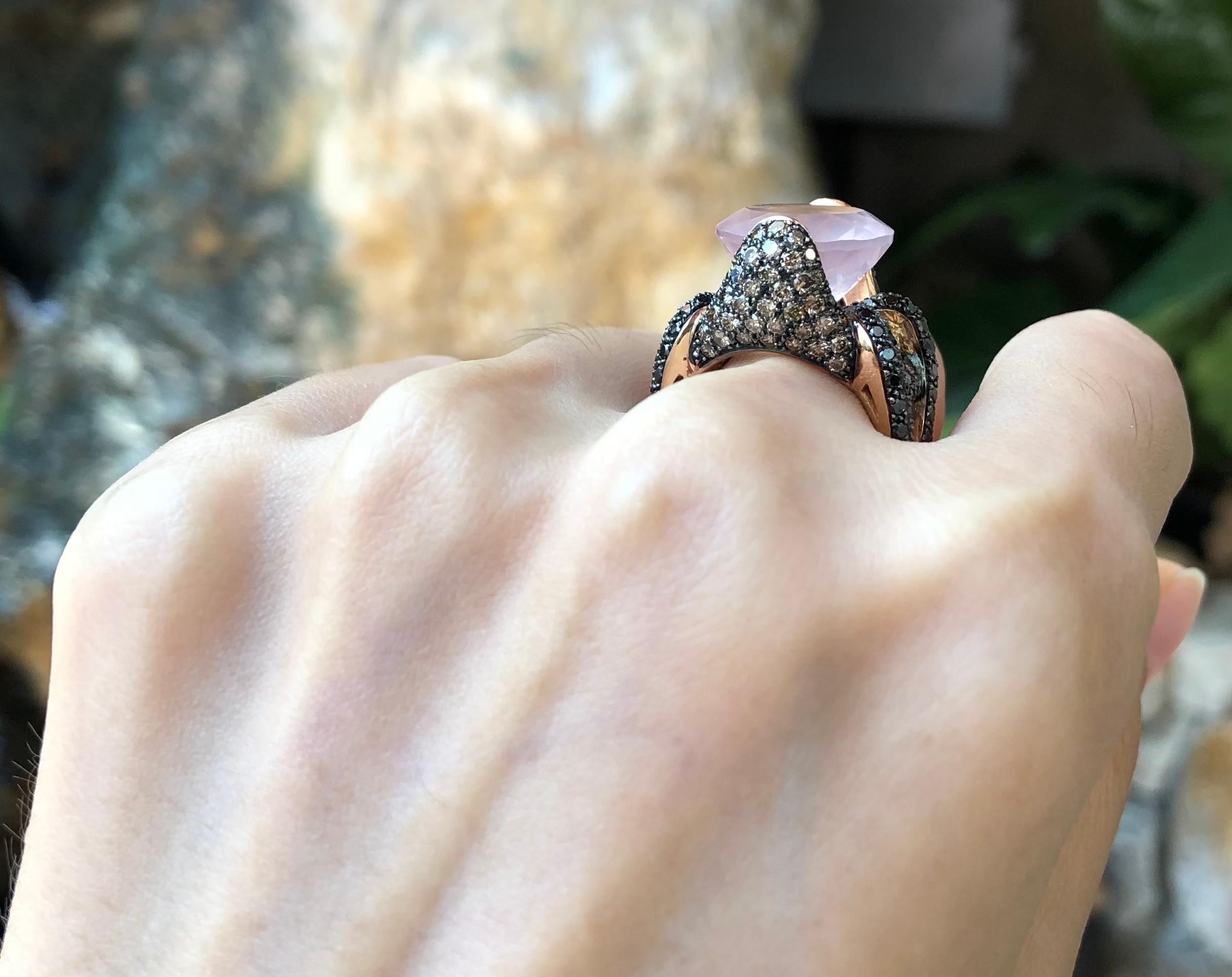 Contemporary Quartz, Diamond, Brown Diamond and Black Diamond Ring Set in 18 Karat Rose Gold For Sale