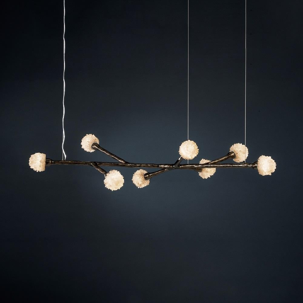 Lampada a sospensione in quarzo I di Aver
Dimensioni: L. 155 x P. 60 x H. 30 cm
Materiali: Rocce naturali, cristalli tagliati di alta qualità, catene per gioielli, vetro soffiato a mano, altro.
Disponibile anche in: Nero opaco, Argento rustico,