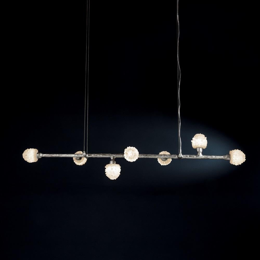Lampada a sospensione Quartz II di Aver
Dimensioni: L. 184 x P. 35 x H. 30 cm
Materiali: Rocce naturali, cristalli tagliati di alta qualità, catene per gioielli, vetro soffiato a mano, altro.
Disponibile anche in: Nero opaco, argento rustico,