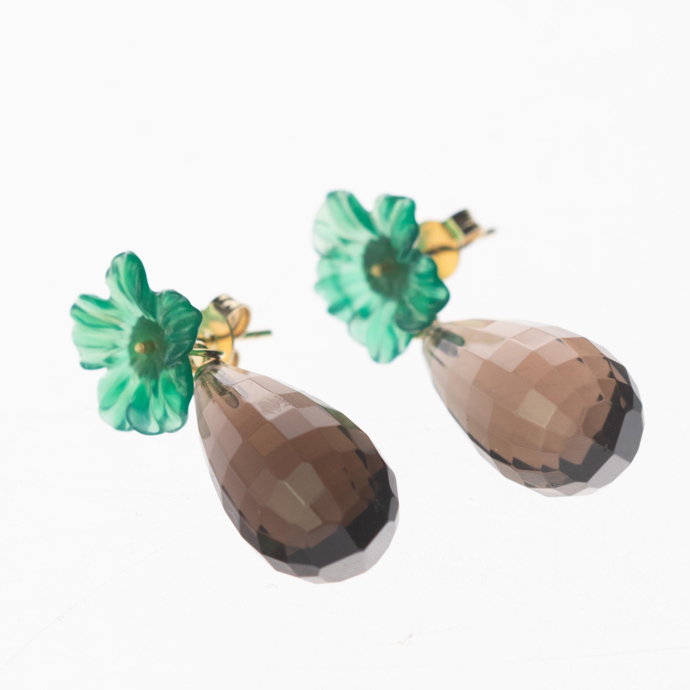 Ces boucles d'oreilles tombantes sont inspirées par le bon goût. Il doit être porté par une femme au caractère élégant et glamour. La fleur d'agate bleue évoque la féminité et le quartz le charme d'une vie élégante.

• or jaune 18 carats, Poids de