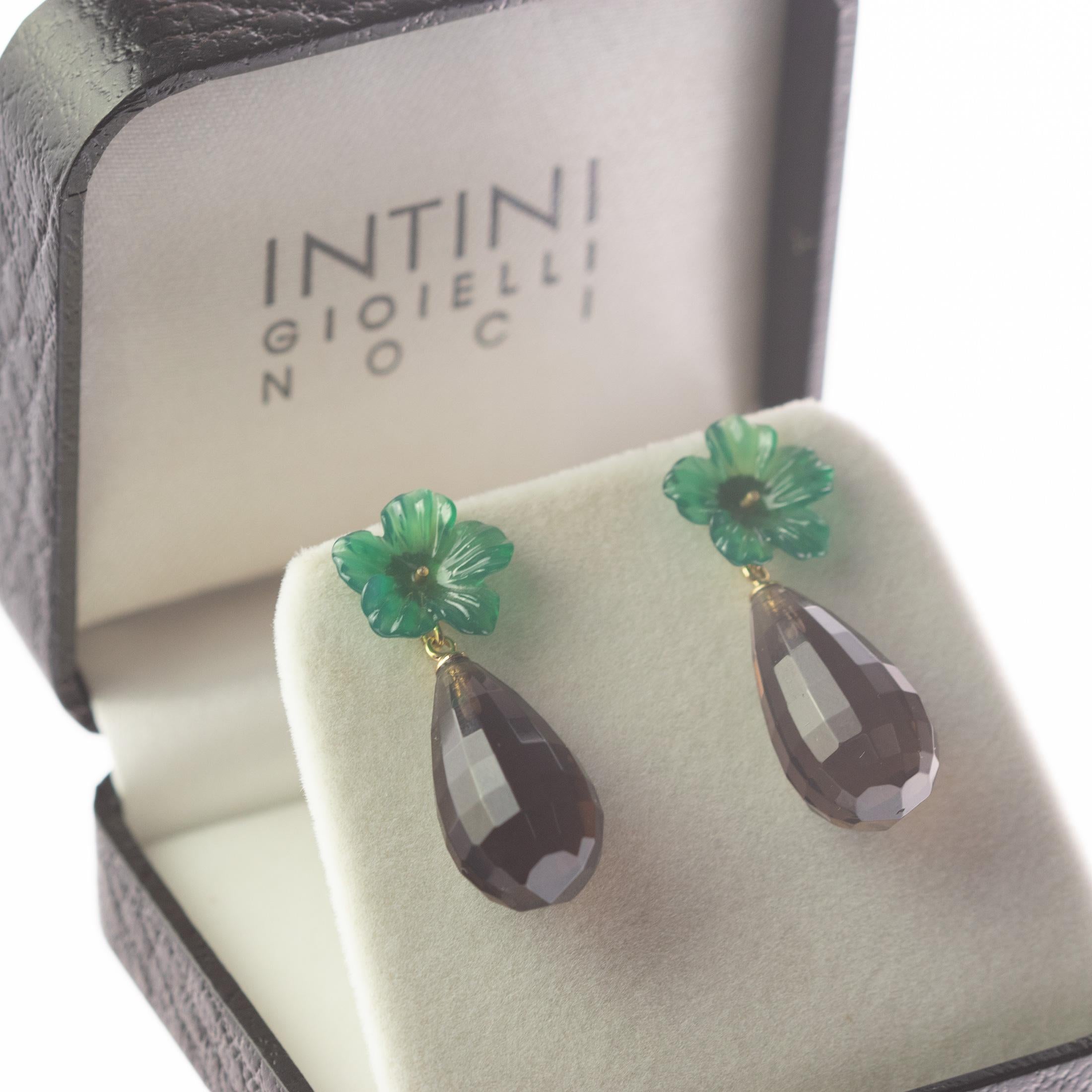 Moderne Boucles d'oreilles chics en goutte en or 18 carats avec fleur en agate facettée et quartz fumé en vente