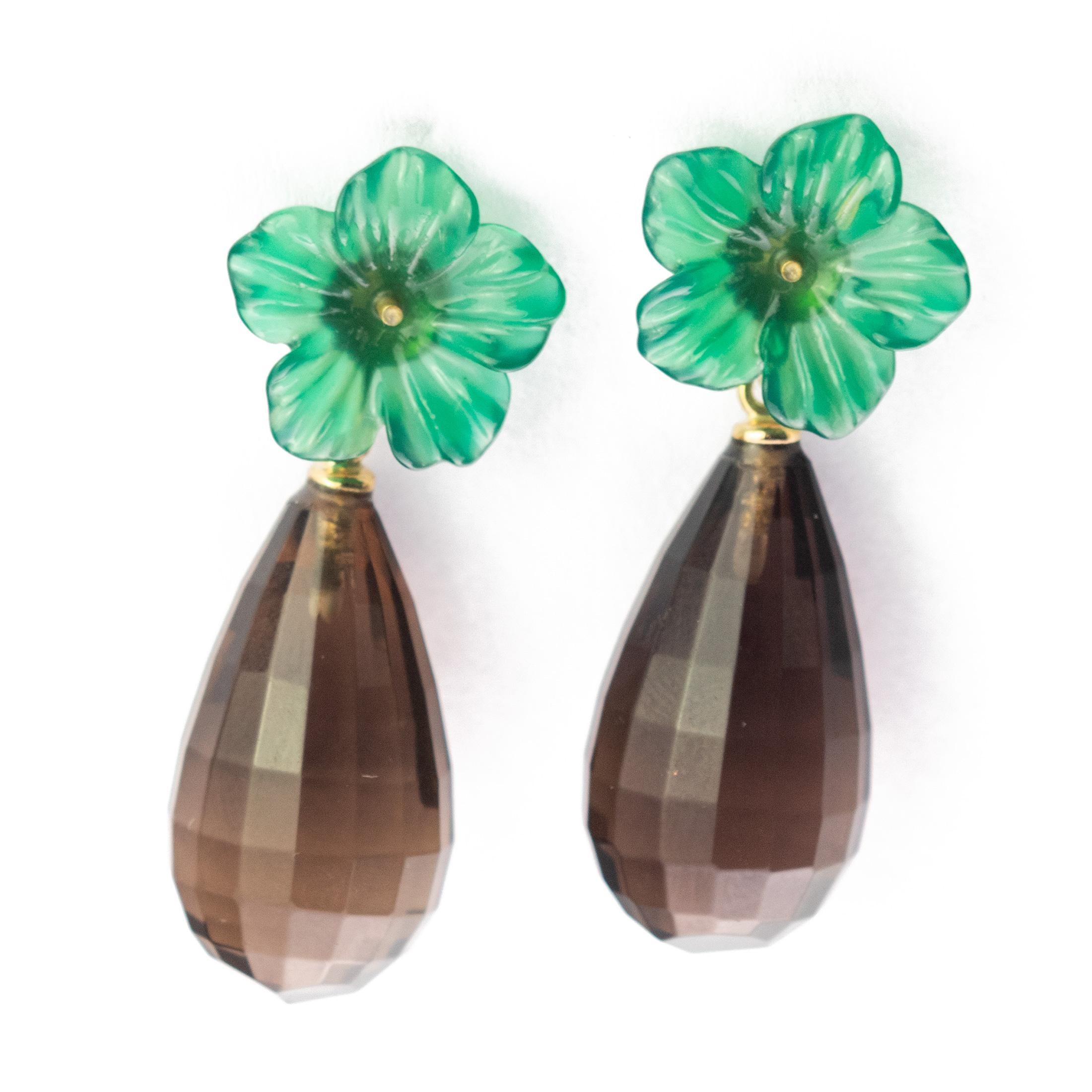 Taille poire Boucles d'oreilles chics en goutte en or 18 carats avec fleur en agate facettée et quartz fumé en vente