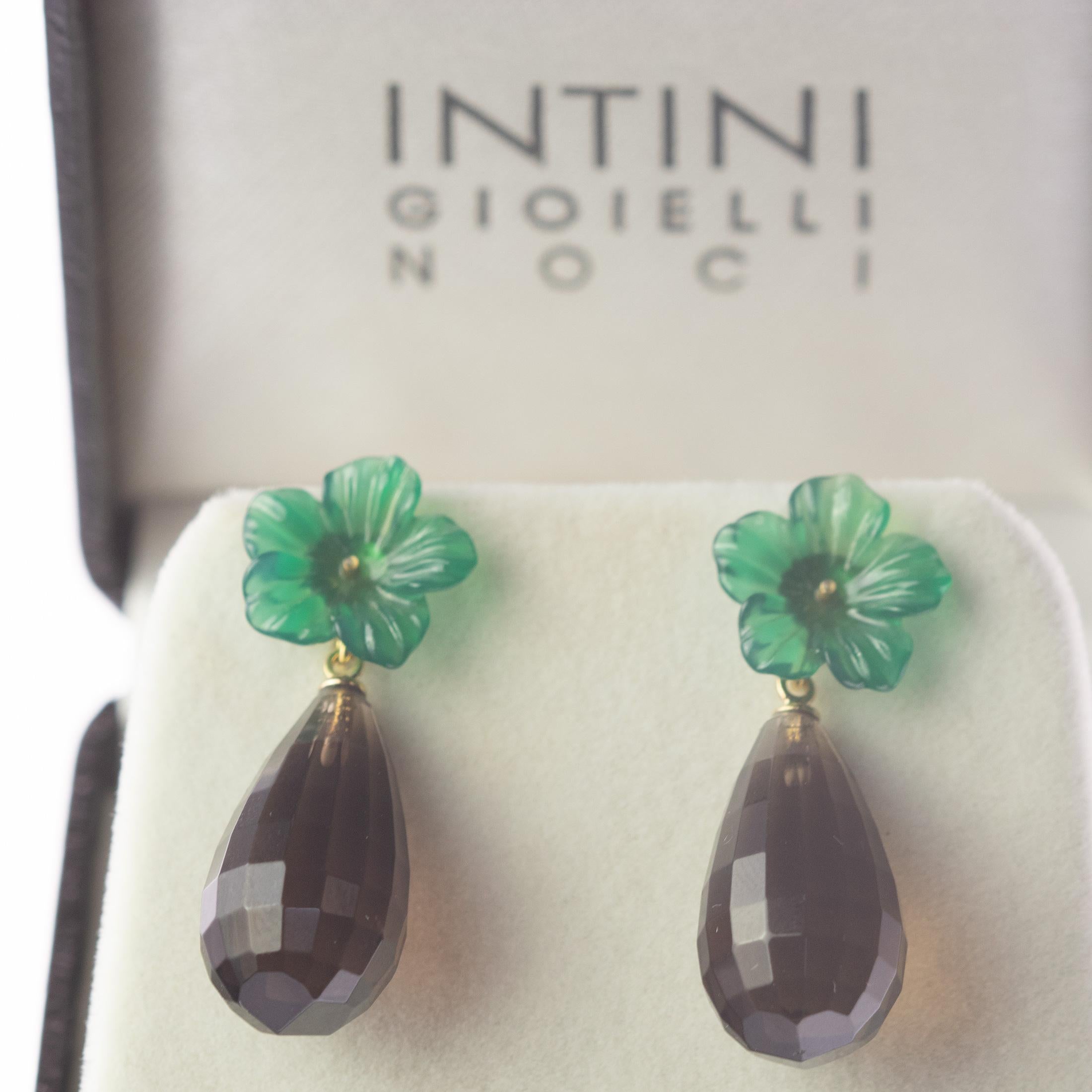 Boucles d'oreilles chics en goutte en or 18 carats avec fleur en agate facettée et quartz fumé en vente 1