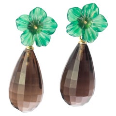 Boucles d
oreilles chics en goutte en or 18 carats avec fleur en agate facettée et quartz fumé