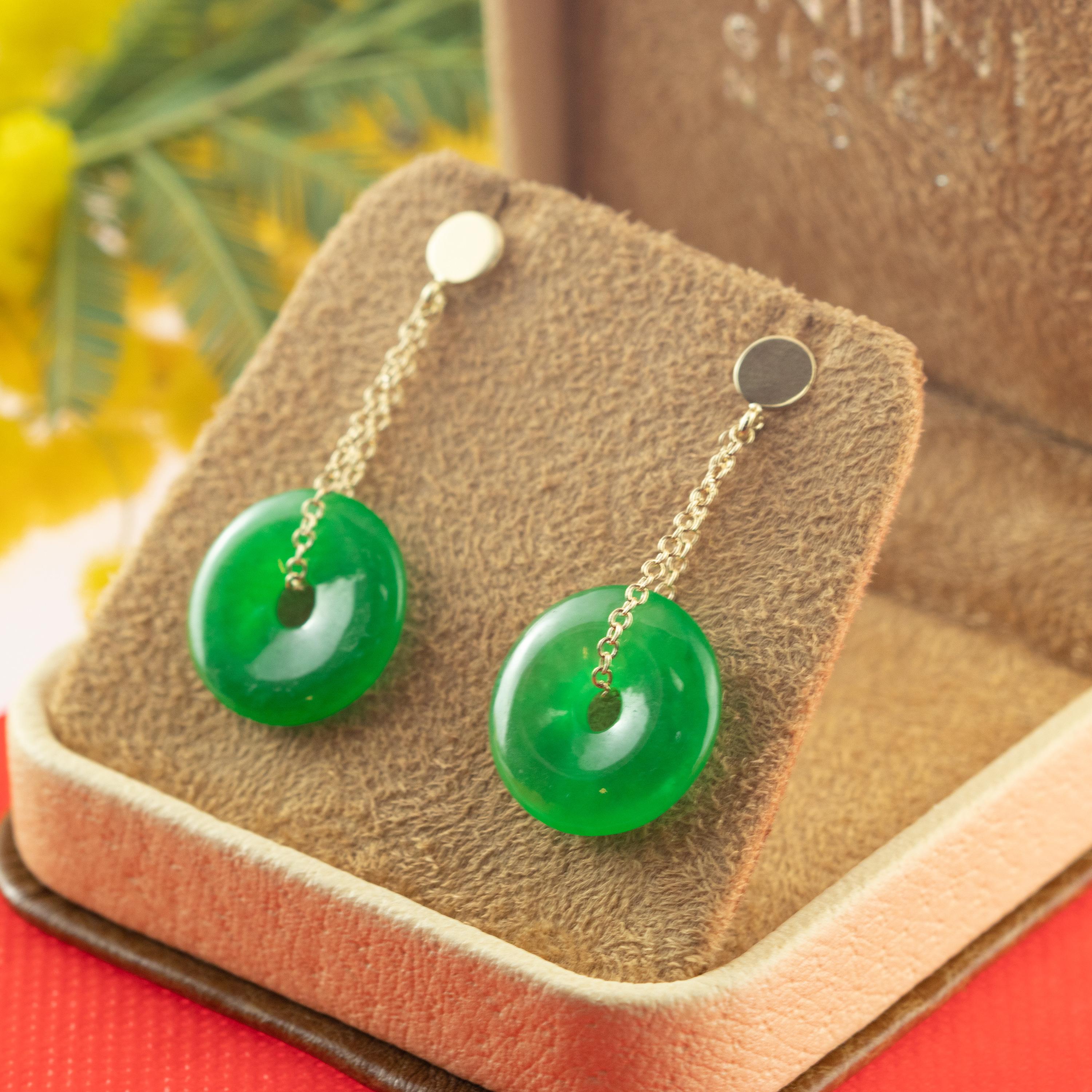 Orecchini a forma di ciambella di quarzo verde incantato, sostenuti da catene in oro giallo 18 carati. Disegni moderni pieni di colori vivaci e forme voluminose, che danno vita a pezzi audaci e liberi con un'affascinante eleganza.

Questo design si