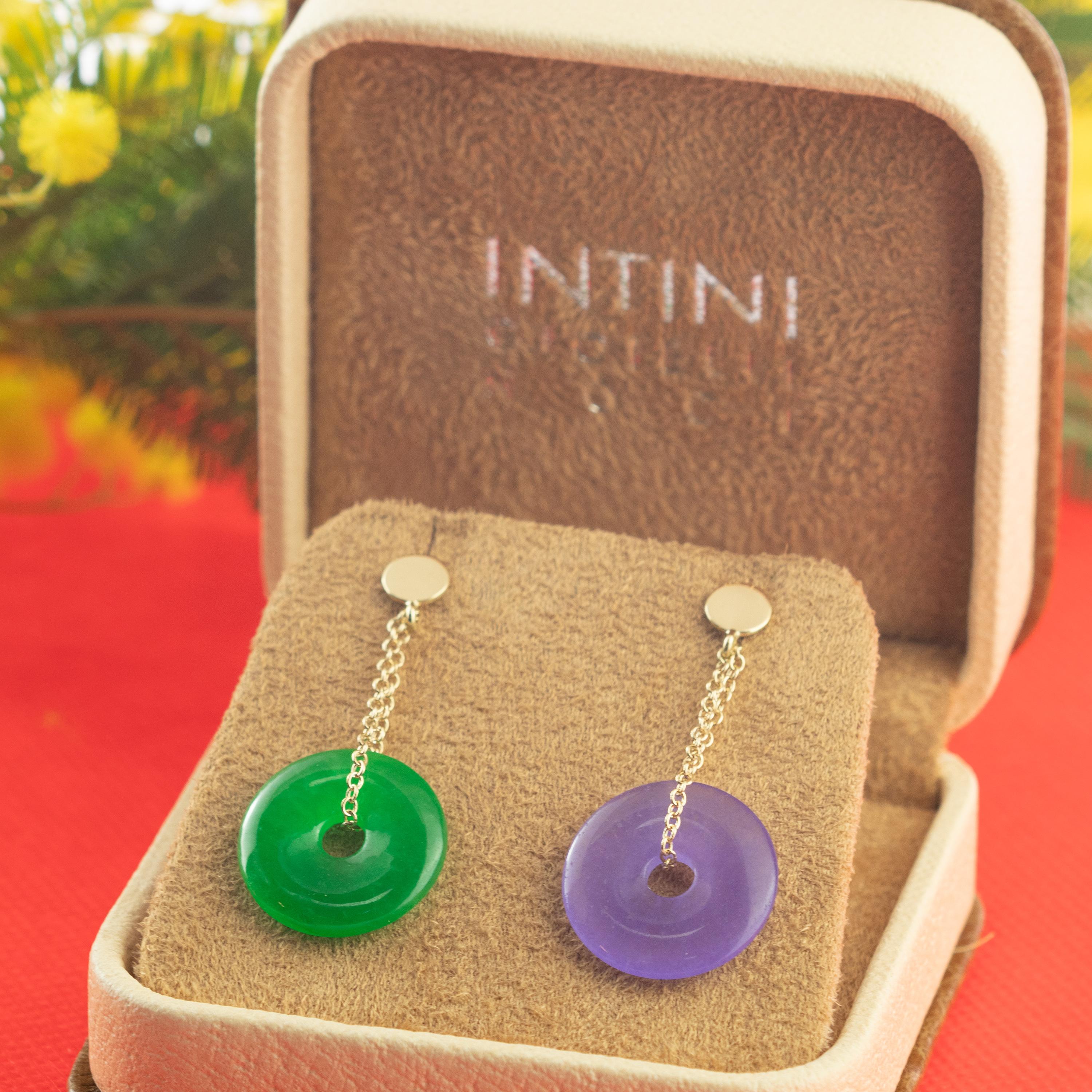An enchanted round purple / violet and green quartz donut-shaped earrings holded by 18 karat yellow gold chains. Modern designs full of a vivid color an a voluminous shapes, resulting in bold, free-spirited pieces with a charming elegance. Drop and