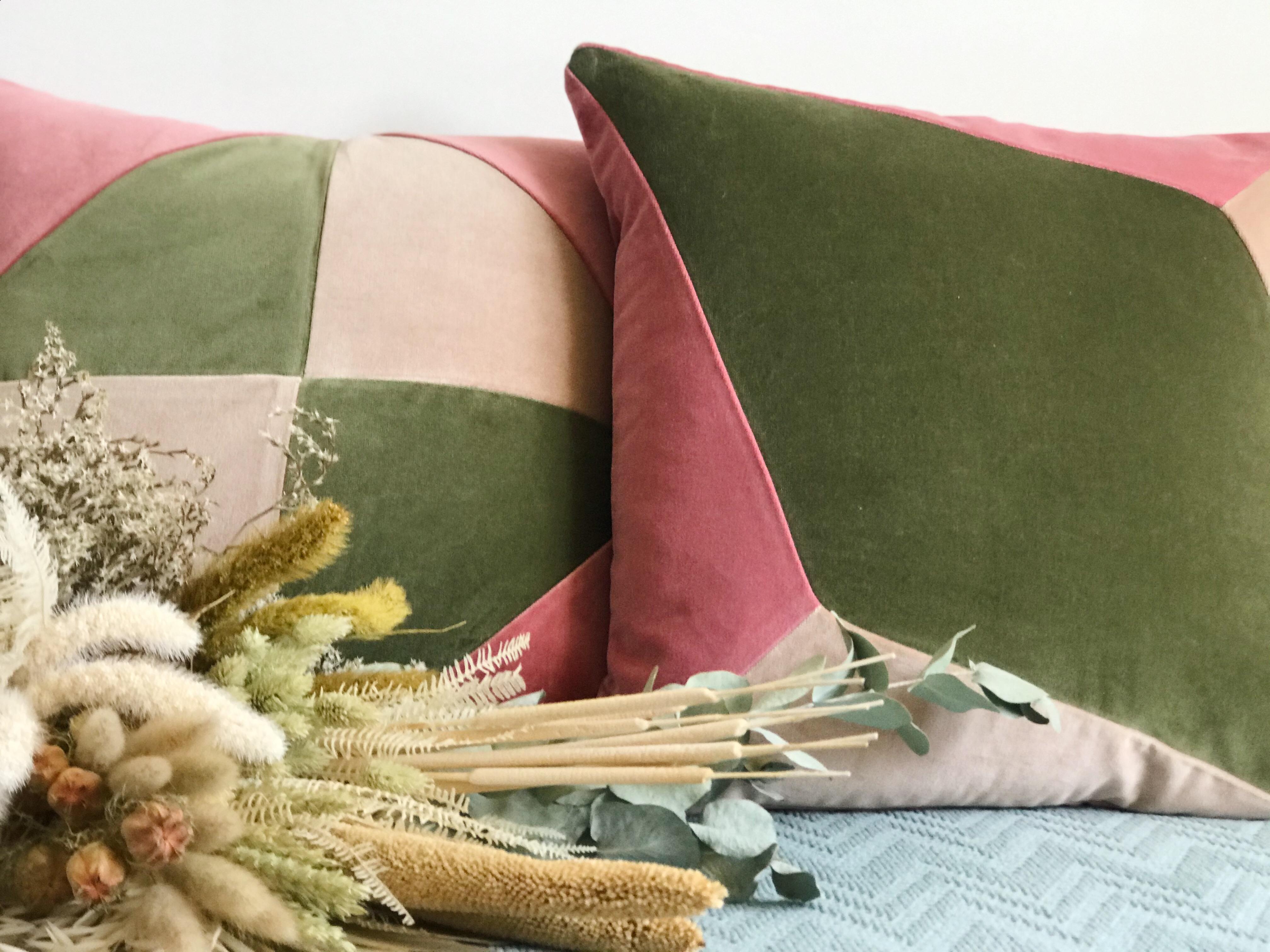 Quarz I Rose & Dry Green Velvet Deluxe Handgefertigtes dekoratives Kissen aus grünem Samt Deluxe (21. Jahrhundert und zeitgenössisch) im Angebot