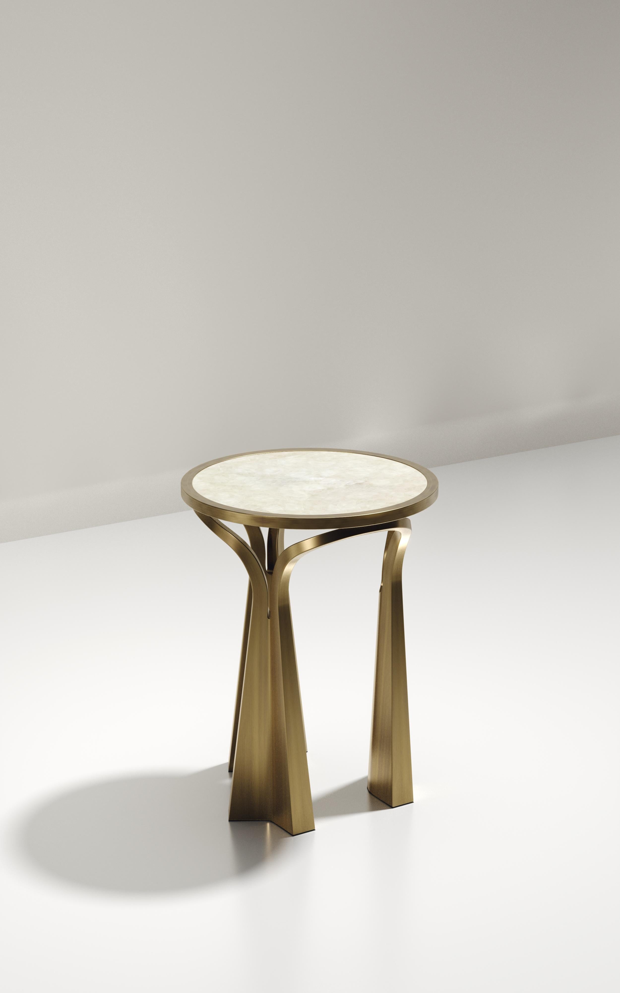 Beistelltisch mit Quarzintarsien und skulpturalen Messingbeinen von R&Y Augousti (Art déco) im Angebot