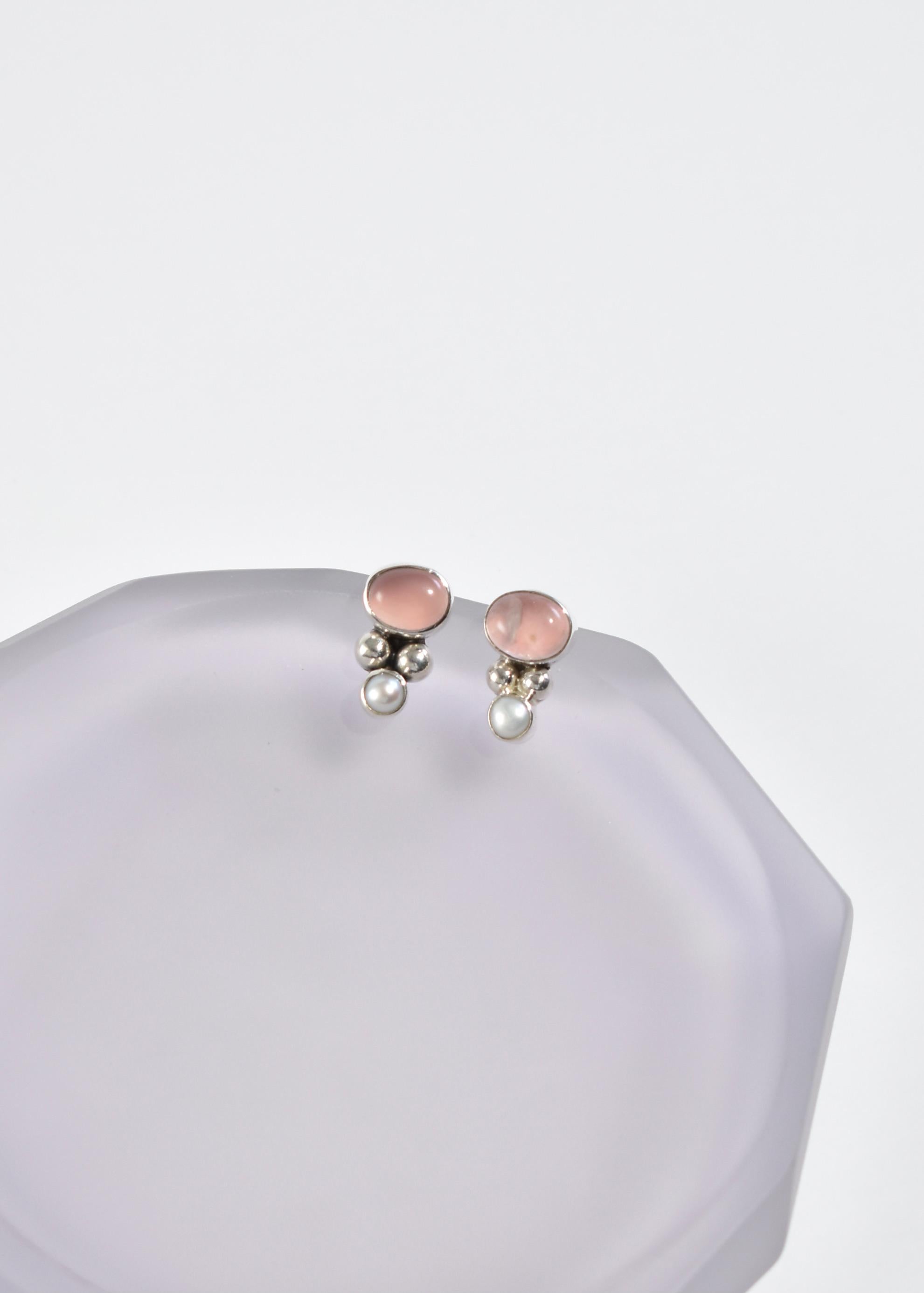 Vintage sterling earrings with pink quartz and pearl stones, pierced. Stamped 925.

Material: Sterling silver, pink quartz, pearl.

