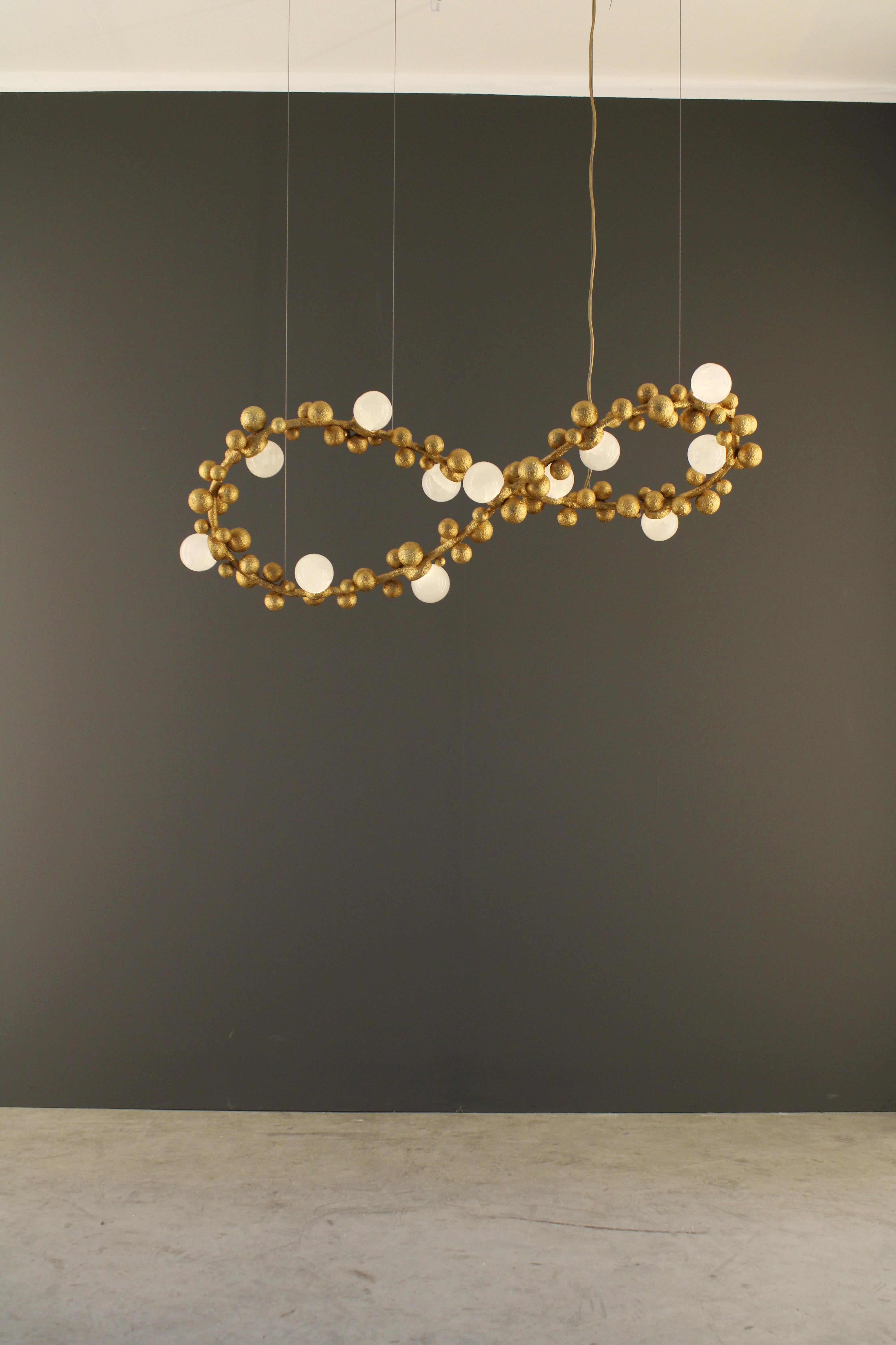 Lampada a sospensione Quartz I di Aver
Dimensioni: D 45 x L 117 x H 33 cm 
Materiali: Quarzo bianco naturale, metallo, ceramica.

Disponibile in placcato oro, placcato argento, placcato oro invecchiato, placcato argento invecchiato, patina oro