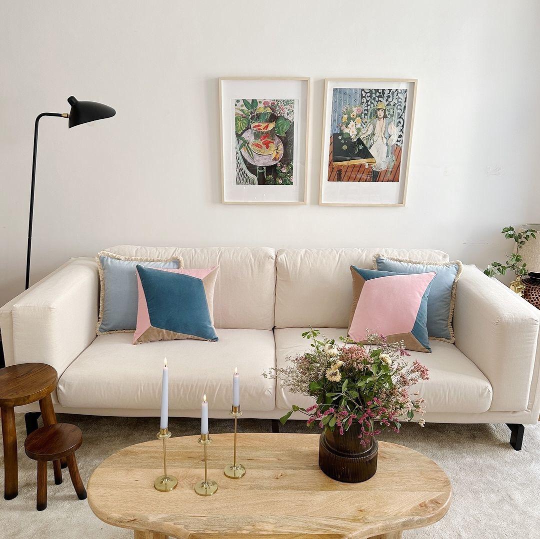 Portugais Ensemble de 2 coussins décoratifs QUARTZ en velours rose et vert sec faits à la main en vente