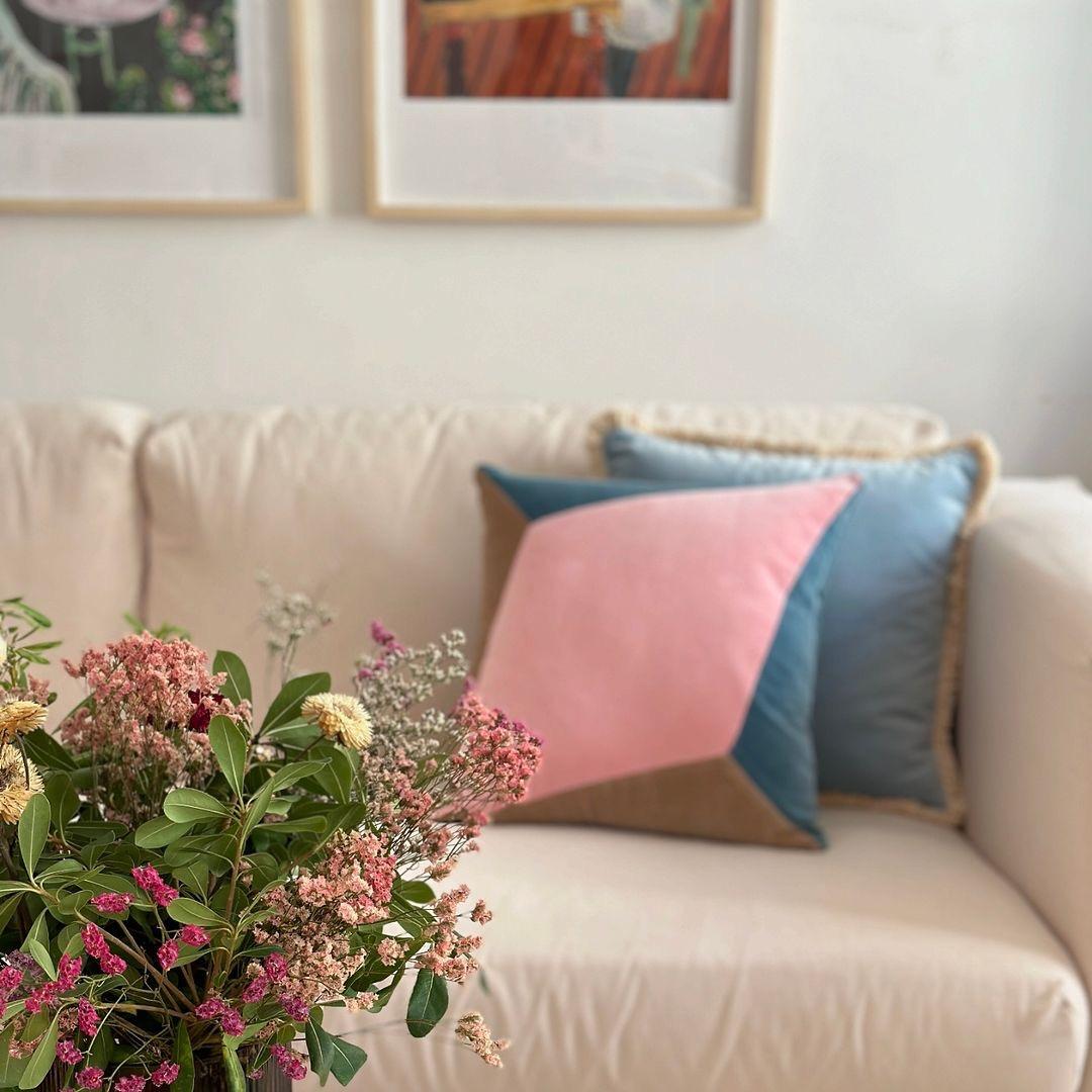 XXIe siècle et contemporain Ensemble de 2 coussins décoratifs QUARTZ en velours rose et vert sec faits à la main en vente