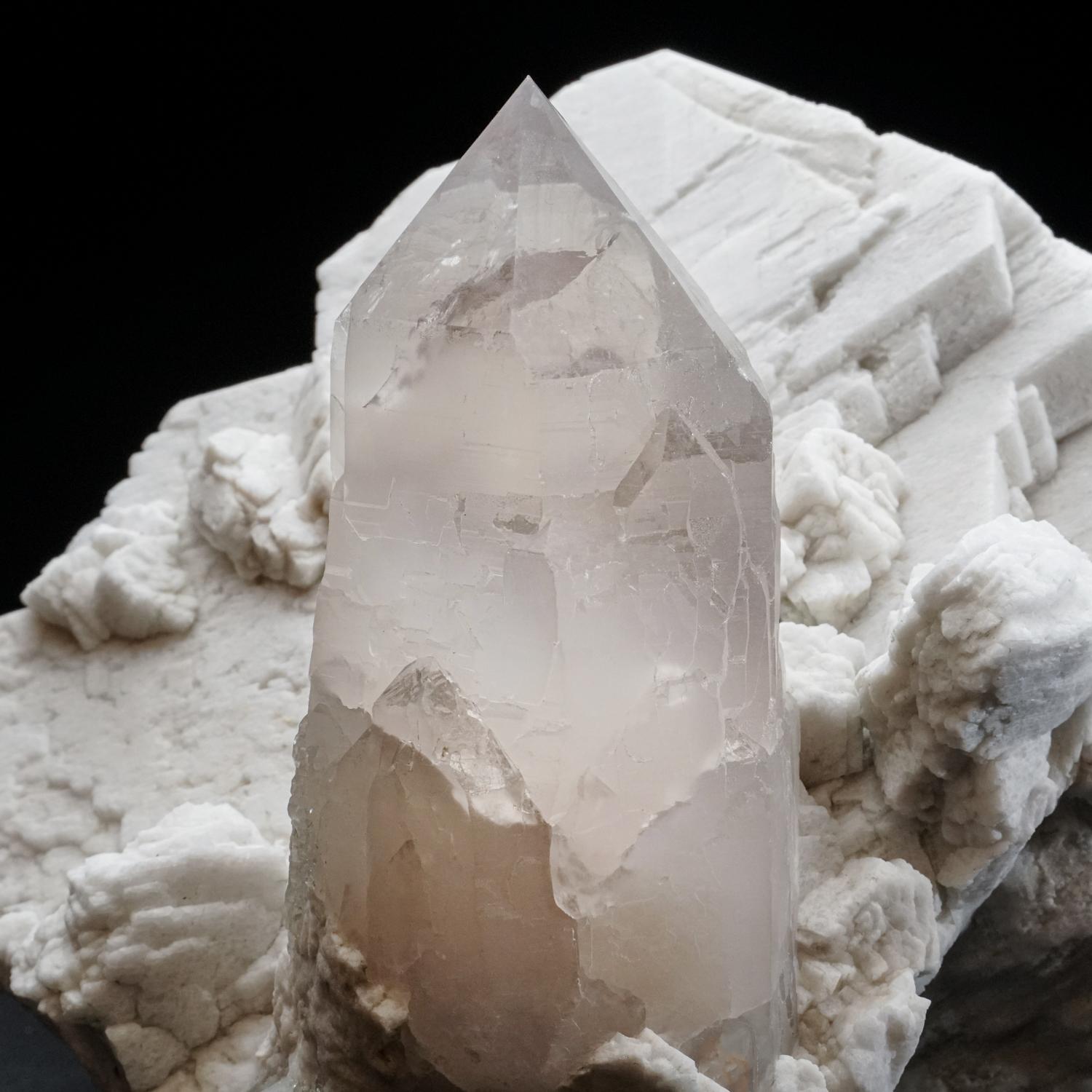 Punta de Cuarzo Natural sobre Cristal de Feldespato Blanco de las Montañas del Himalaya, India Indio en venta