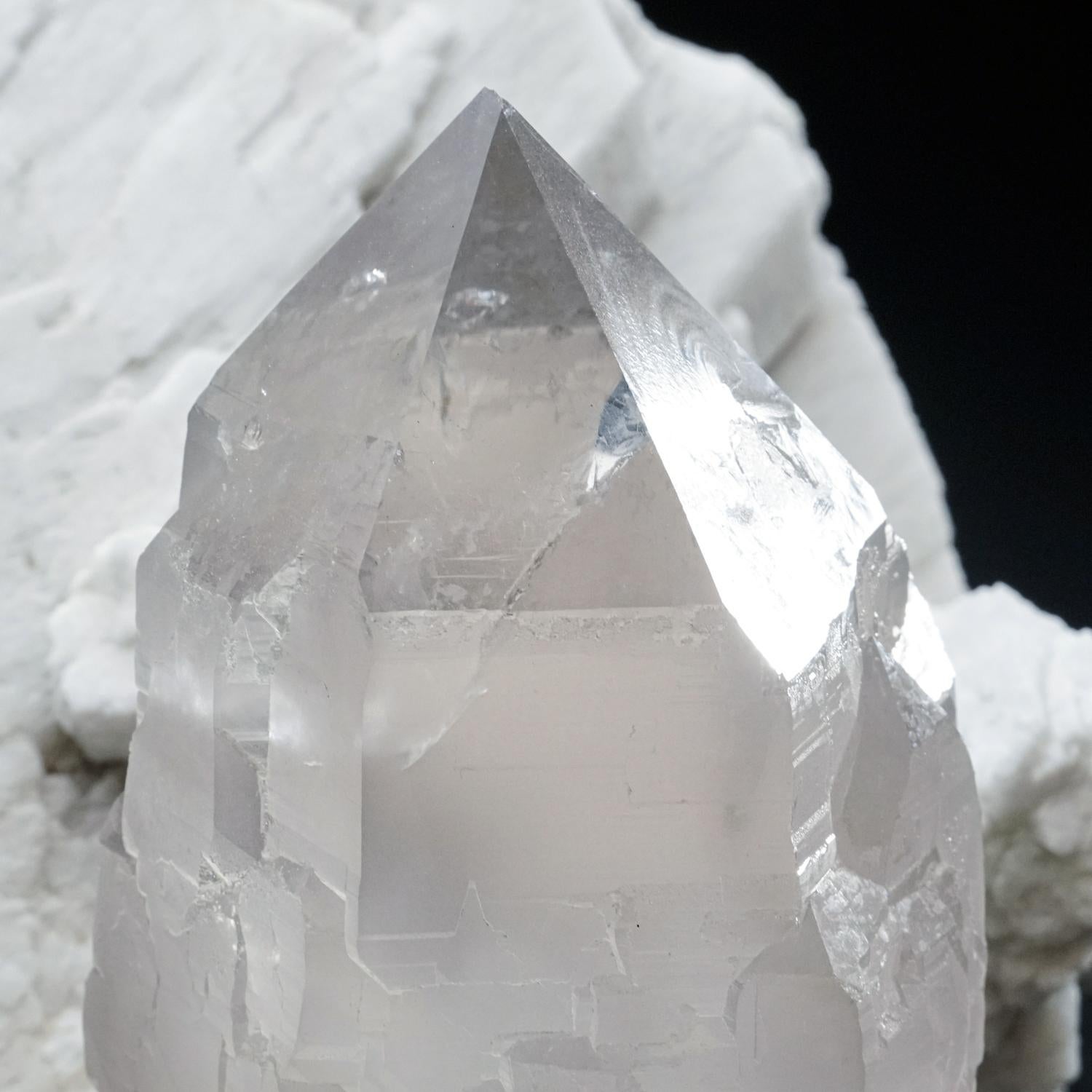 Punta de Cuarzo Natural sobre Cristal de Feldespato Blanco de las Montañas del Himalaya, India en Excelente estado para la venta en New York, NY