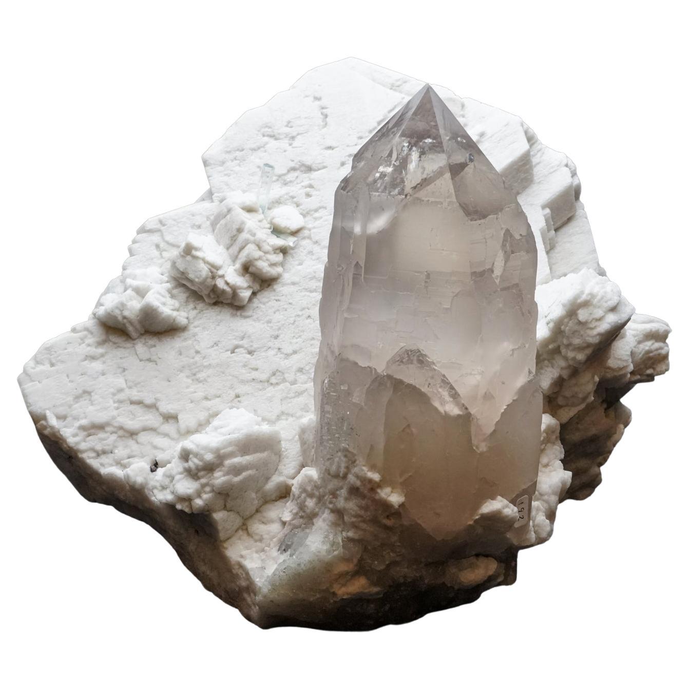 Punta de Cuarzo Natural sobre Cristal de Feldespato Blanco de las Montañas del Himalaya, India en venta