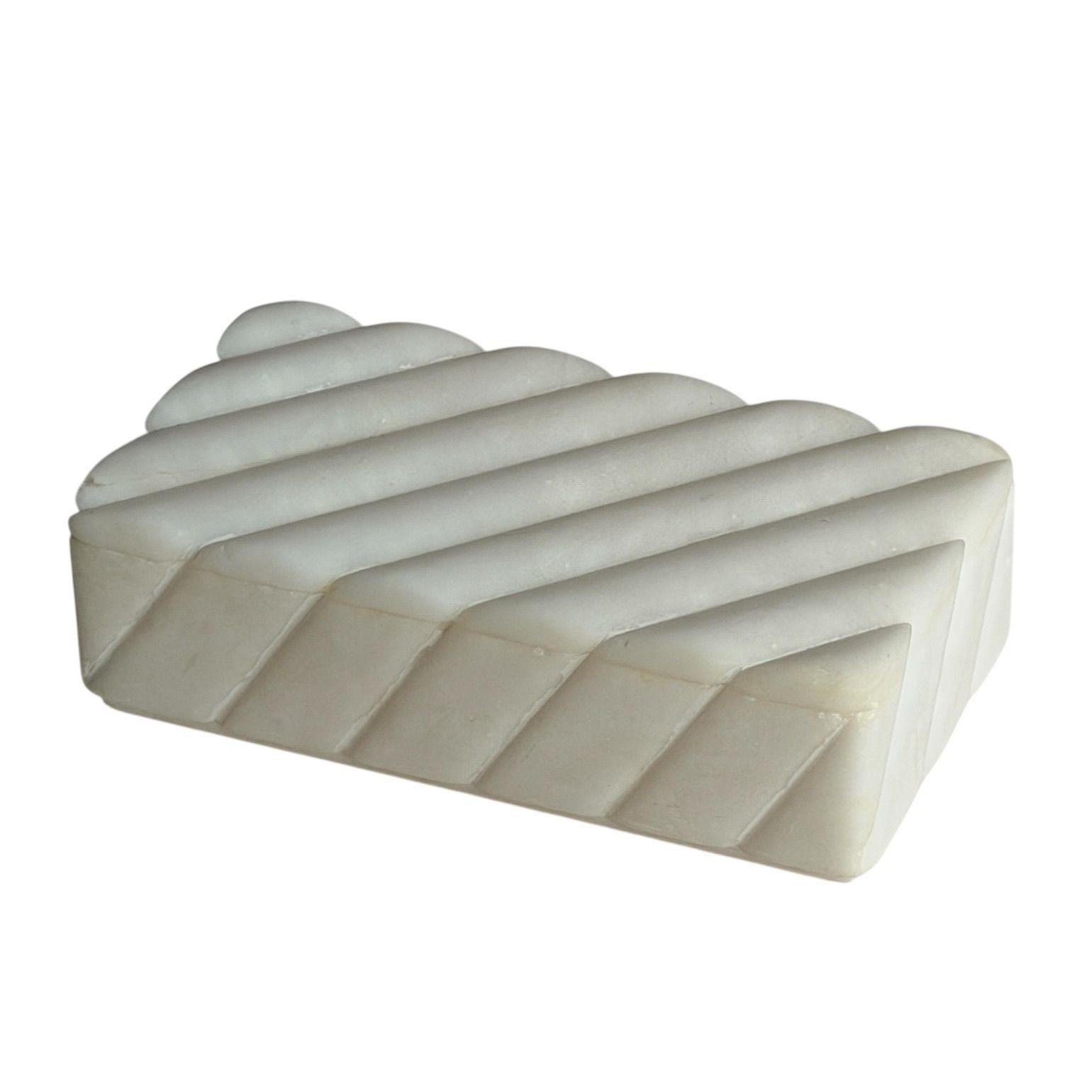 Cassettiera in pietra di quarzo con coperchio.  Ottime condizioni, originale.
Misura 7' di lunghezza  4