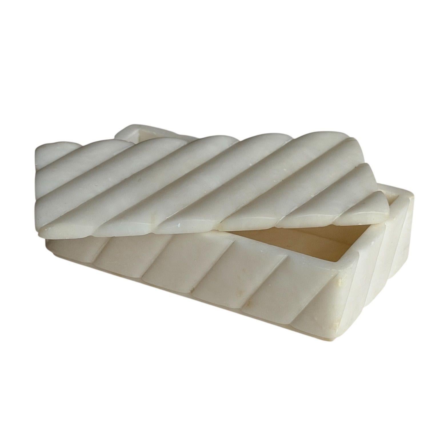 Cassettiera in quarzo con coperchio In condizioni buone in vendita a Chicago, IL