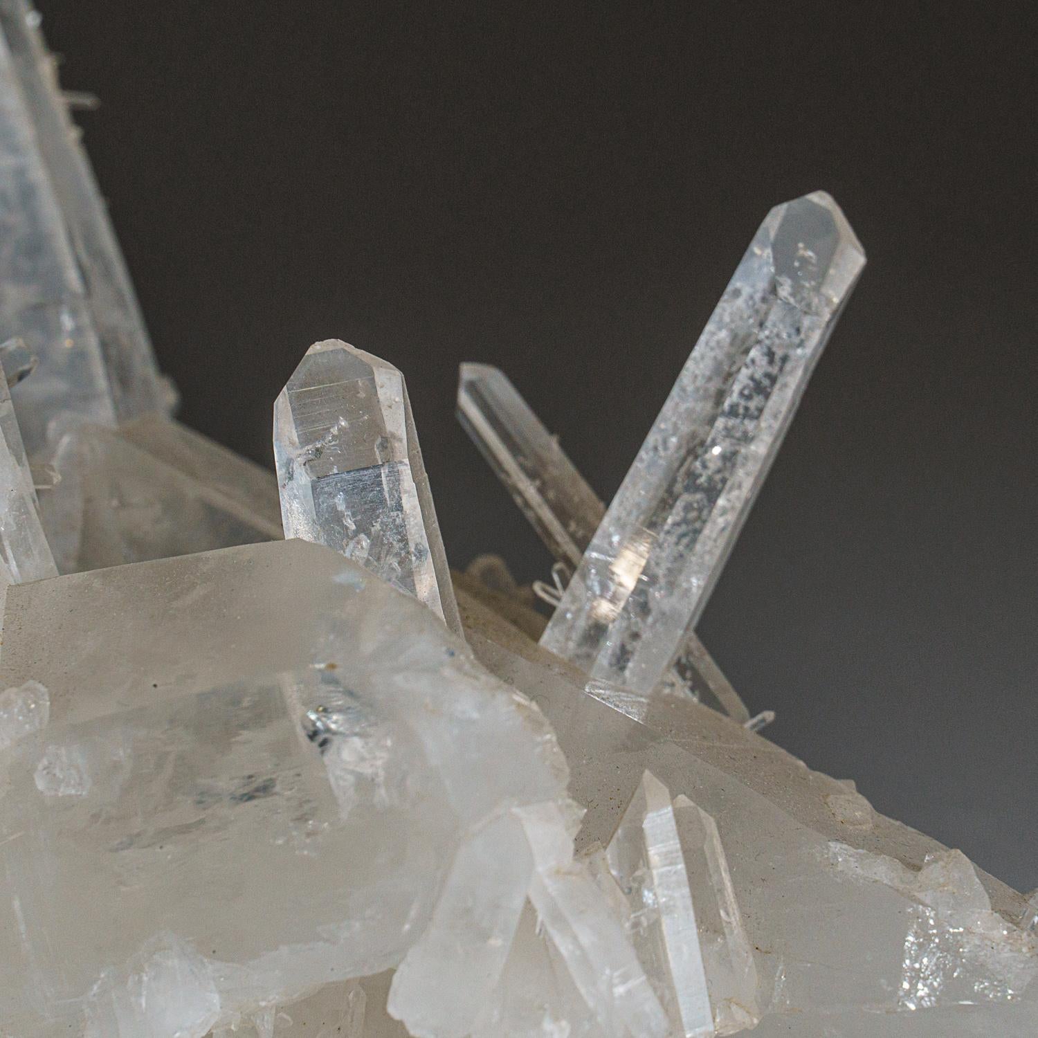 Des montagnes Ouachita, comté de Montgomery, ArkansasAssemblage esthétique de nombreux cristaux croisés de quartz incolore et transparent. Cette localité est réputée pour ces formations, communément appelées quartz en solution. Les cristaux de