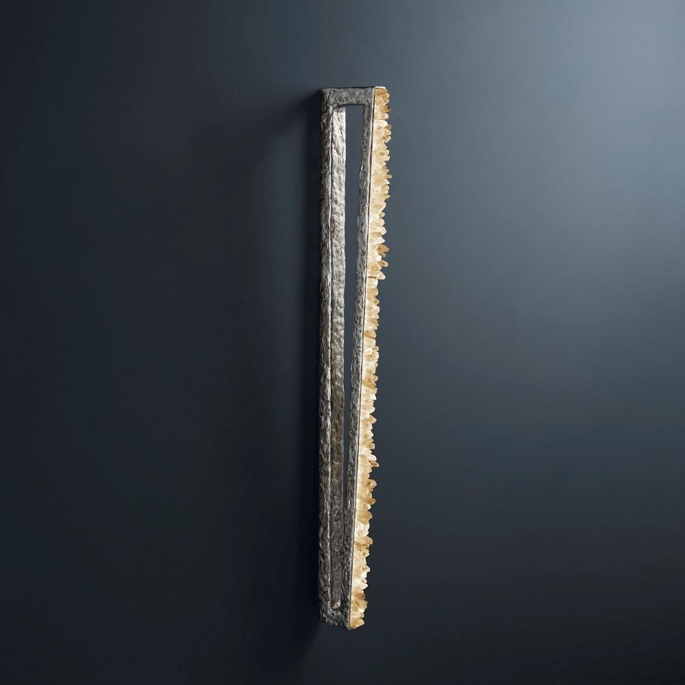 Applique in quarzo e bronzo II di Aver
Dimensioni: L 4 x P 18 x H 110 cm
Materiali: Rocce naturali, cristalli tagliati di alta qualità, catene per gioielli, vetro soffiato a mano, altro.
Disponibile anche in: Nero opaco, Argento rustico, Grafite