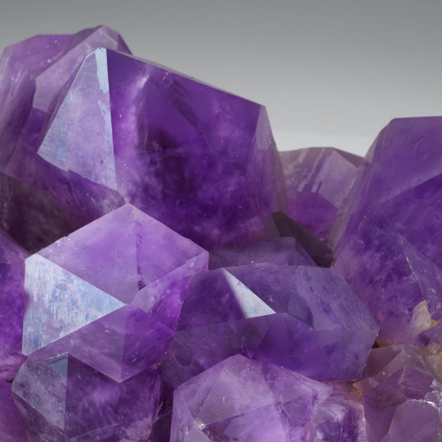 Dalla miniera di Anahi, distretto di La Gaiba, provincia di Angel Sandoval, dipartimento di Santa Cruz, Bolivia.

Grandi cristalli viola di quarzo ametista del diametro di 6-12