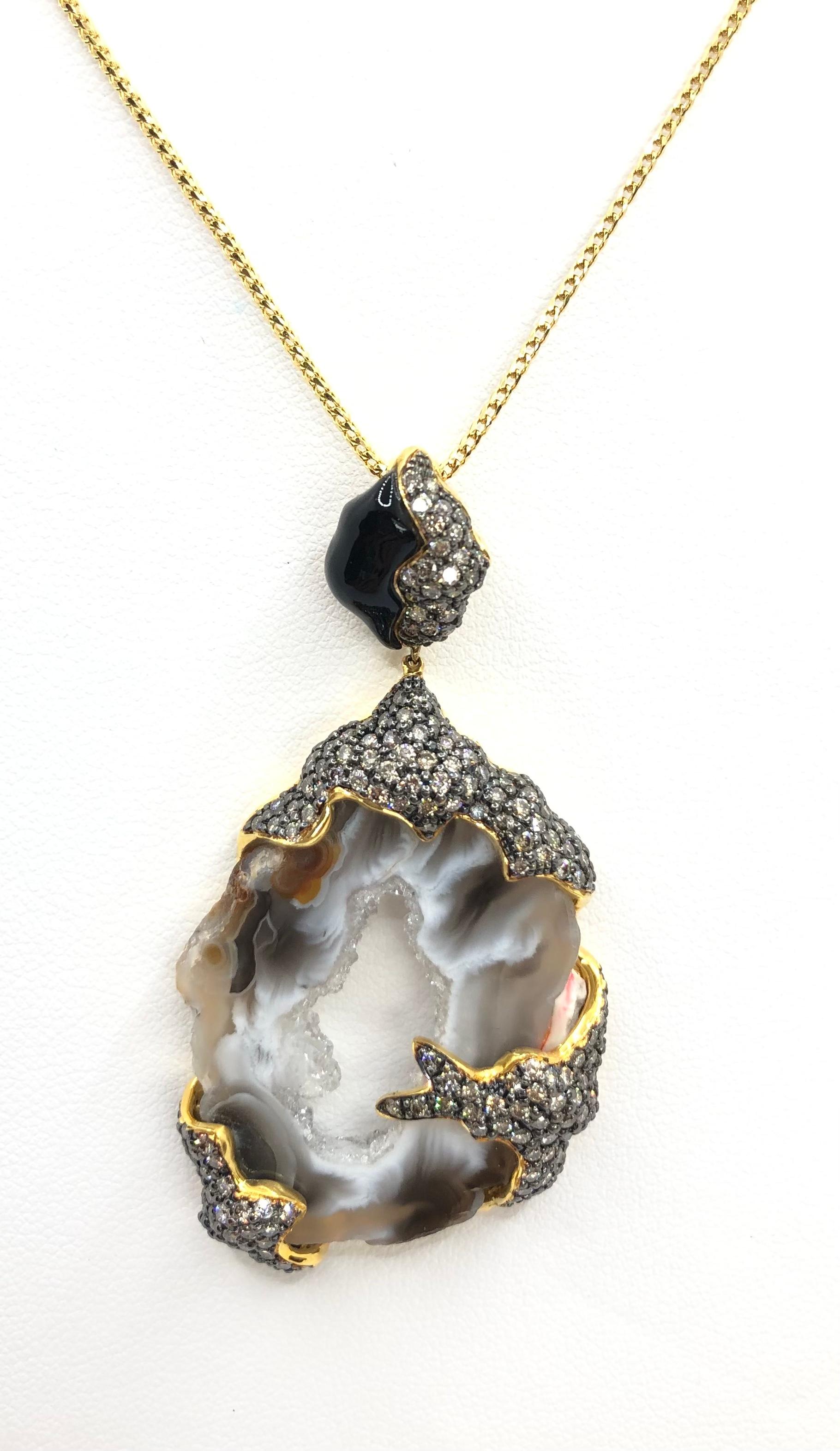 Quartz 26.83 carats with Onyx and Brown Diamond 2.34 carats Pendant set in 18 Karat Gold Settings
(chain not included)

Width: 3.0 cm 
Length: 6.0 cm
Total Weight: 16.73 grams

