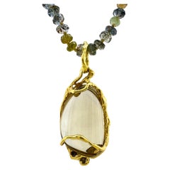 Monture en or 18 carats et quartz avec accents de diamants sur chaîne aigue-marine