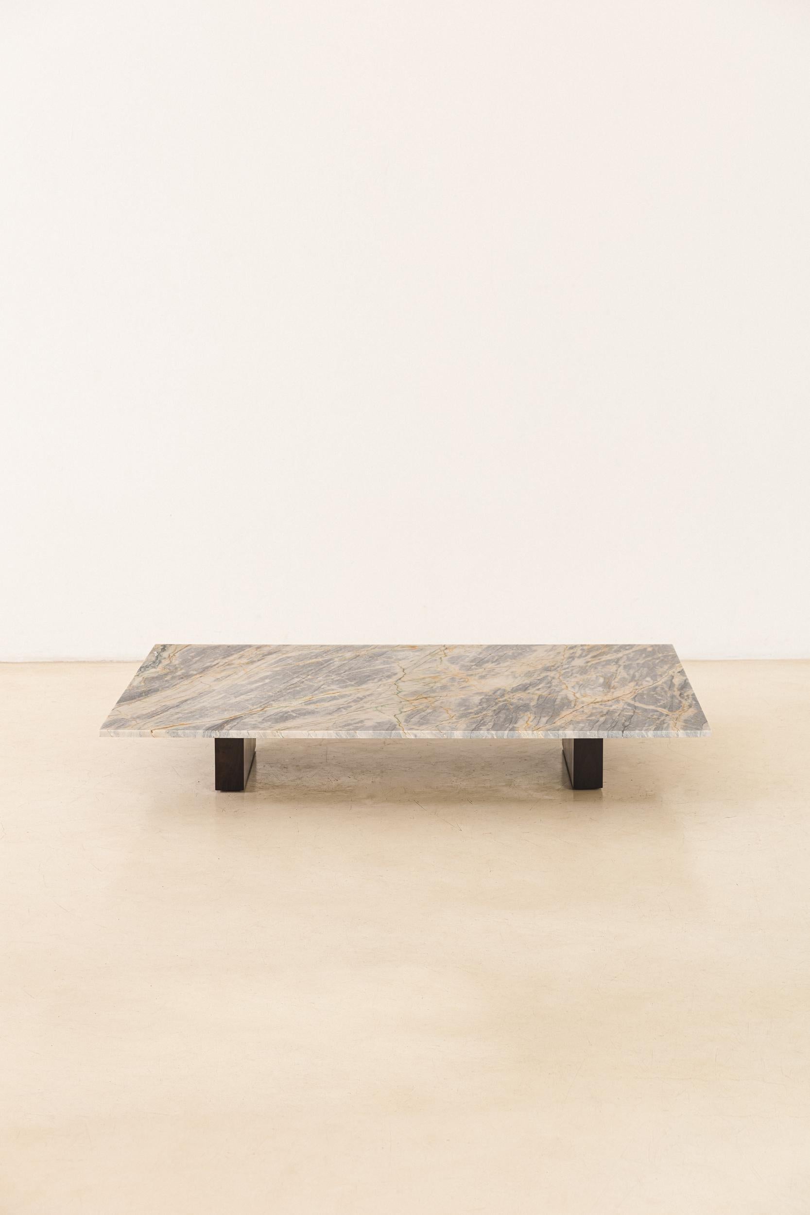 Produite dans les années 1960 par Celina Decorações, cette table basse possède une base en contreplaqué avec des placages de bois de rose et deux lattes de bois qui soutiennent le plateau en quartzite.

Fondée en 1938 à Rio de Janeiro, Celina