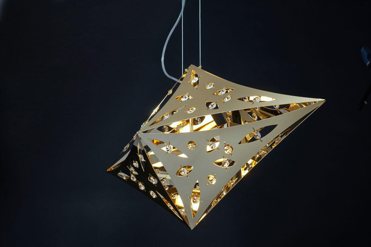 Quasar Lámpara Colgante Horizontal Dorada by Aggiolight
Dimensiones: P 30 x An 80 x Al 40 cm. 
Materiales: Metal chapado en oro, cristal.

También disponible en acabado metálico cromado pulido. Póngase en contacto con nosotros.

Todas nuestras