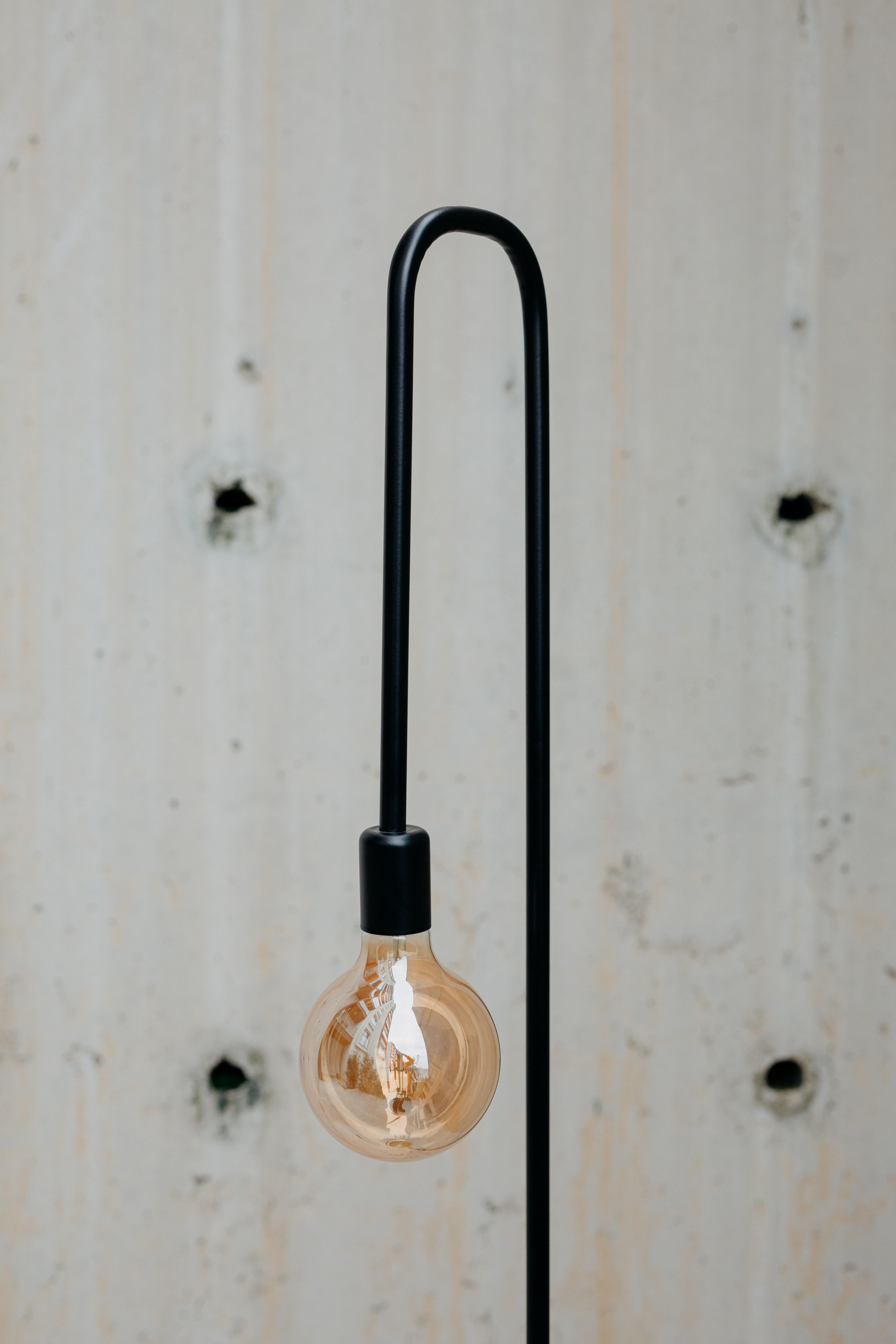 Stehlampe „Quasimodo“ von Studio Laf (Metall) im Angebot