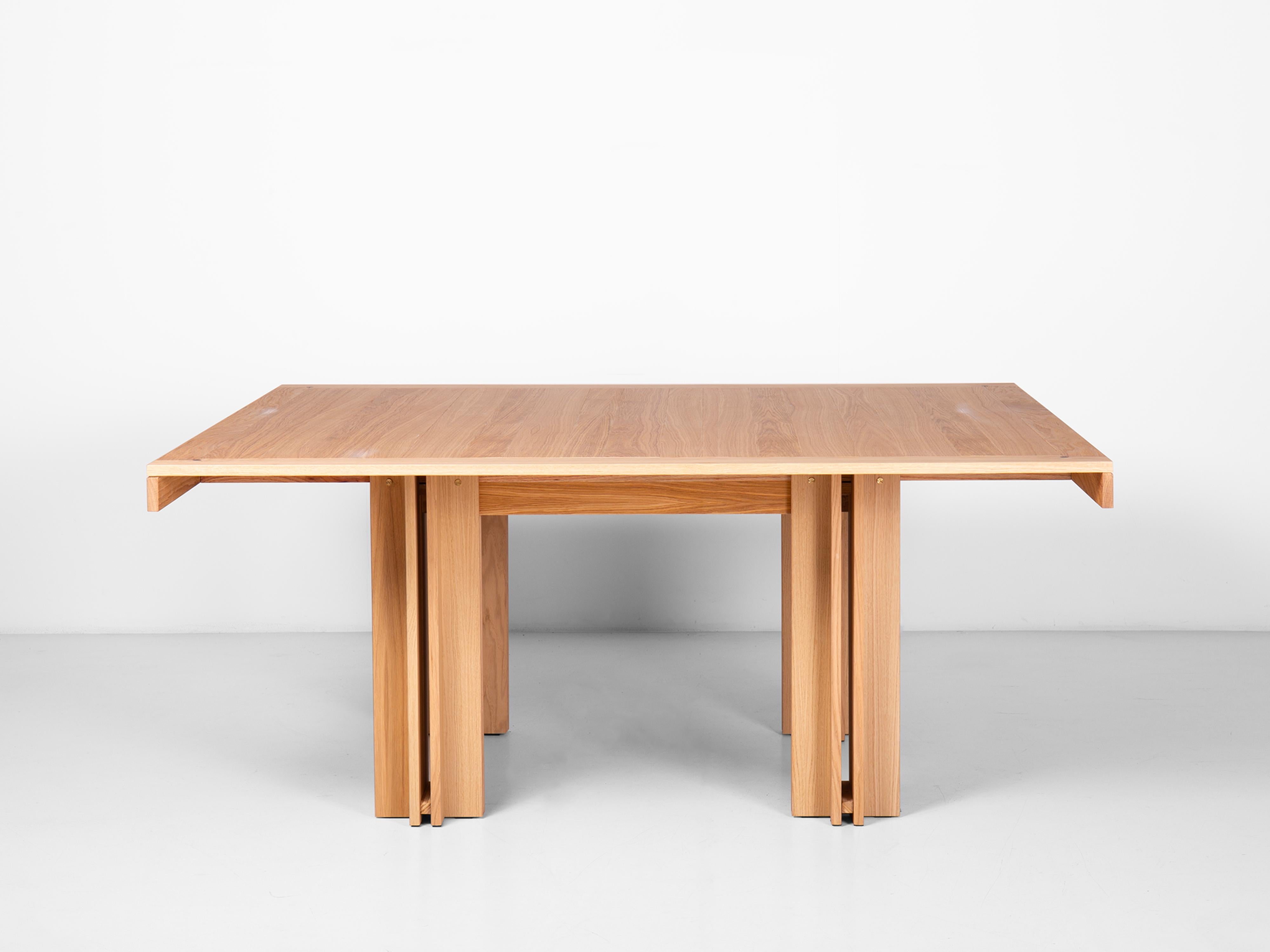Mesa Quatour de Carlo Scarpa. 
Una gran mesa de madera, proyecto que deriva de un boceto de Scarpa de 1947 para una mesa de 