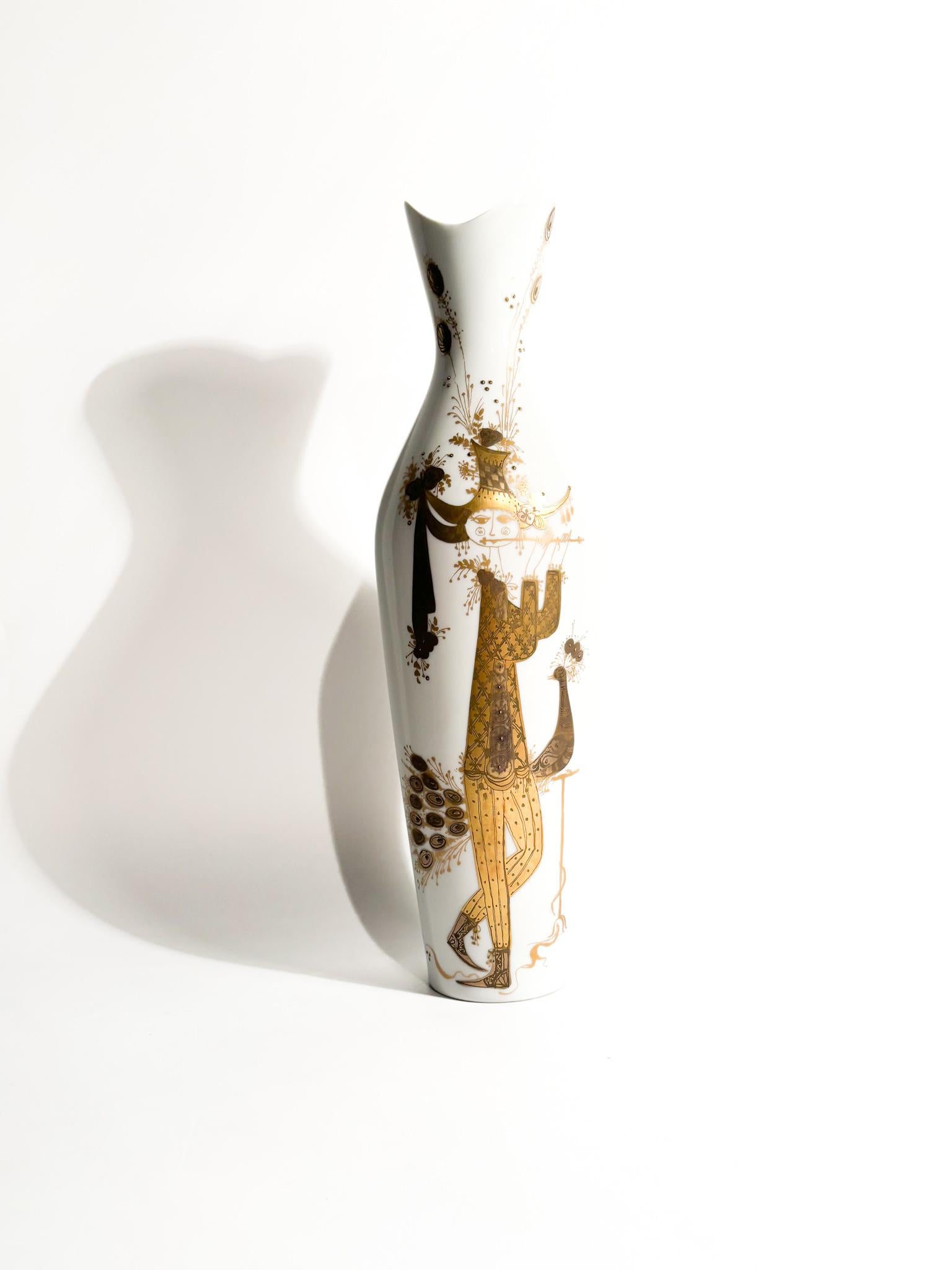 Vase en porcelaine de Rosenthal, collection Quatre Couleurs conçue par Bjorn Wiinblad dans les années 1960.

Ø 9 cm h 33 cm

Rosenthal est une entreprise allemande fondée en 1879 en Bavière. Elle produit de la porcelaine et de la vaisselle. Depuis