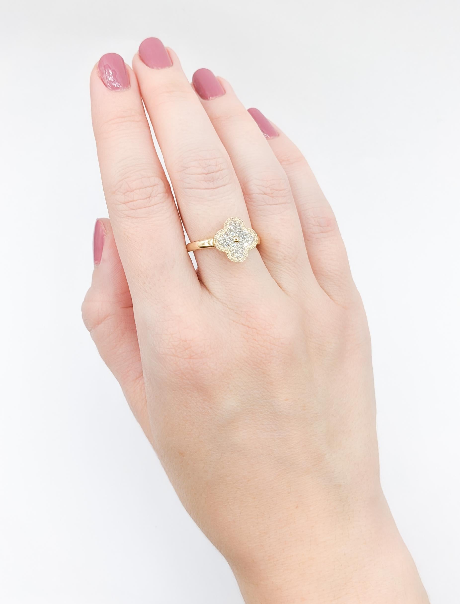 Gelbgold-Diamantring mit Quatrefoil

Unser bezaubernder Ring ist sorgfältig aus 14 Karat Gelbgold gefertigt und zeigt ein Vierblattmuster, das mit 0,35 Karat Diamanten verziert ist. Diese funkelnden Diamanten weisen eine SI-Reinheit und einen nahezu