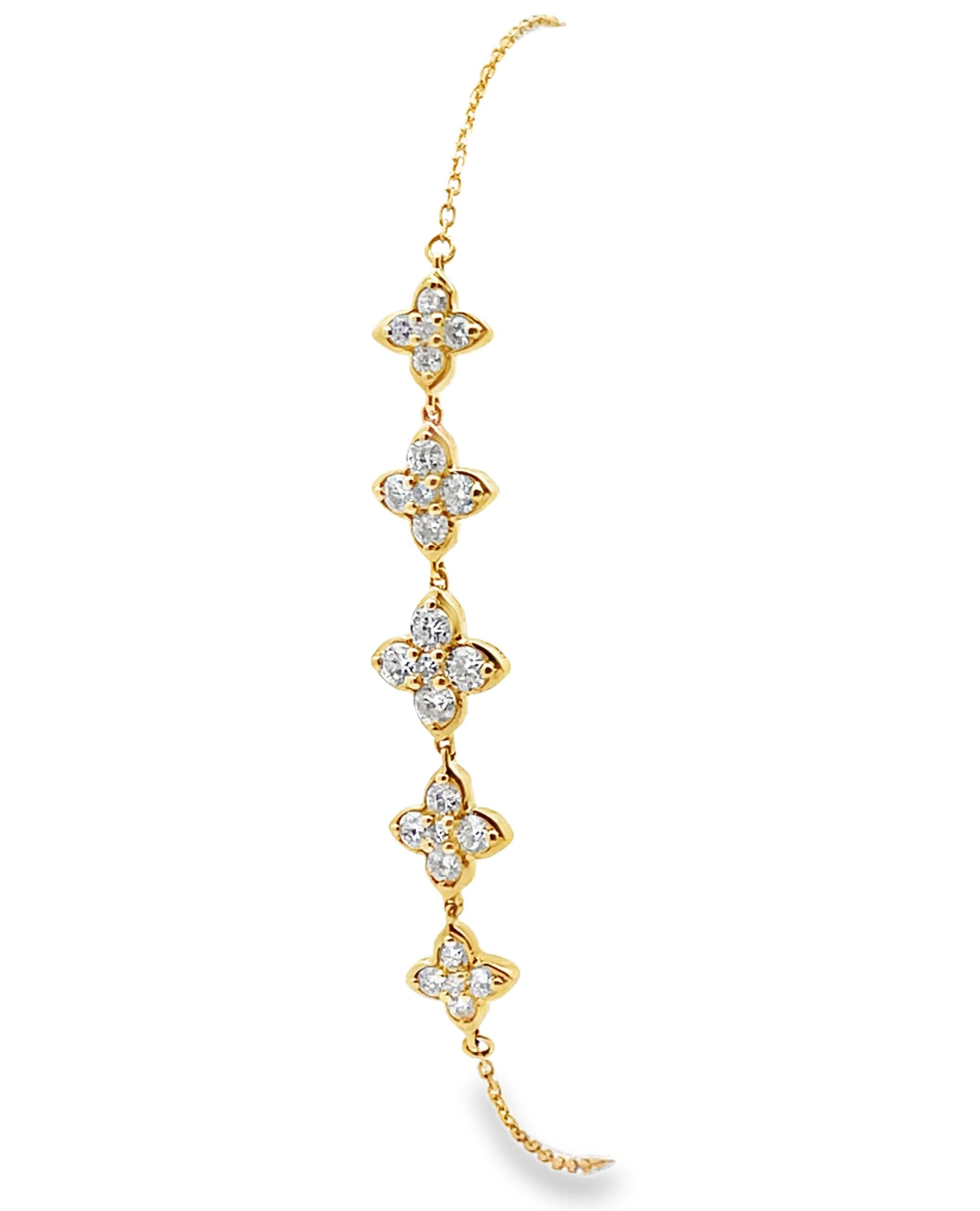 Bracelet quadrilobe en or jaune 18 carats à cinq stations avec des diamants pesant 0,70 carat au total.  

- Le bracelet est réglable de 6 à 7 pouces.