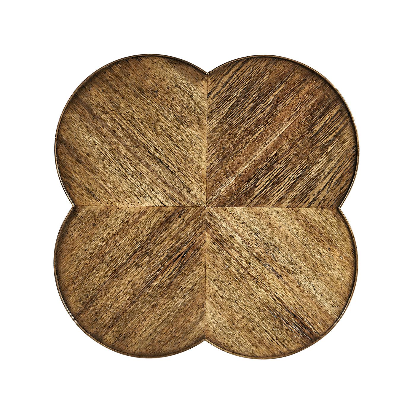 Progettato con un'estetica senza tempo, questo tavolo è caratterizzato da una struttura in legno d'acacia pesantemente affilata che conferisce un'aria di rustico fascino d'altri tempi a qualsiasi stanza.

Il design del piano del tavolo a quatrefoil