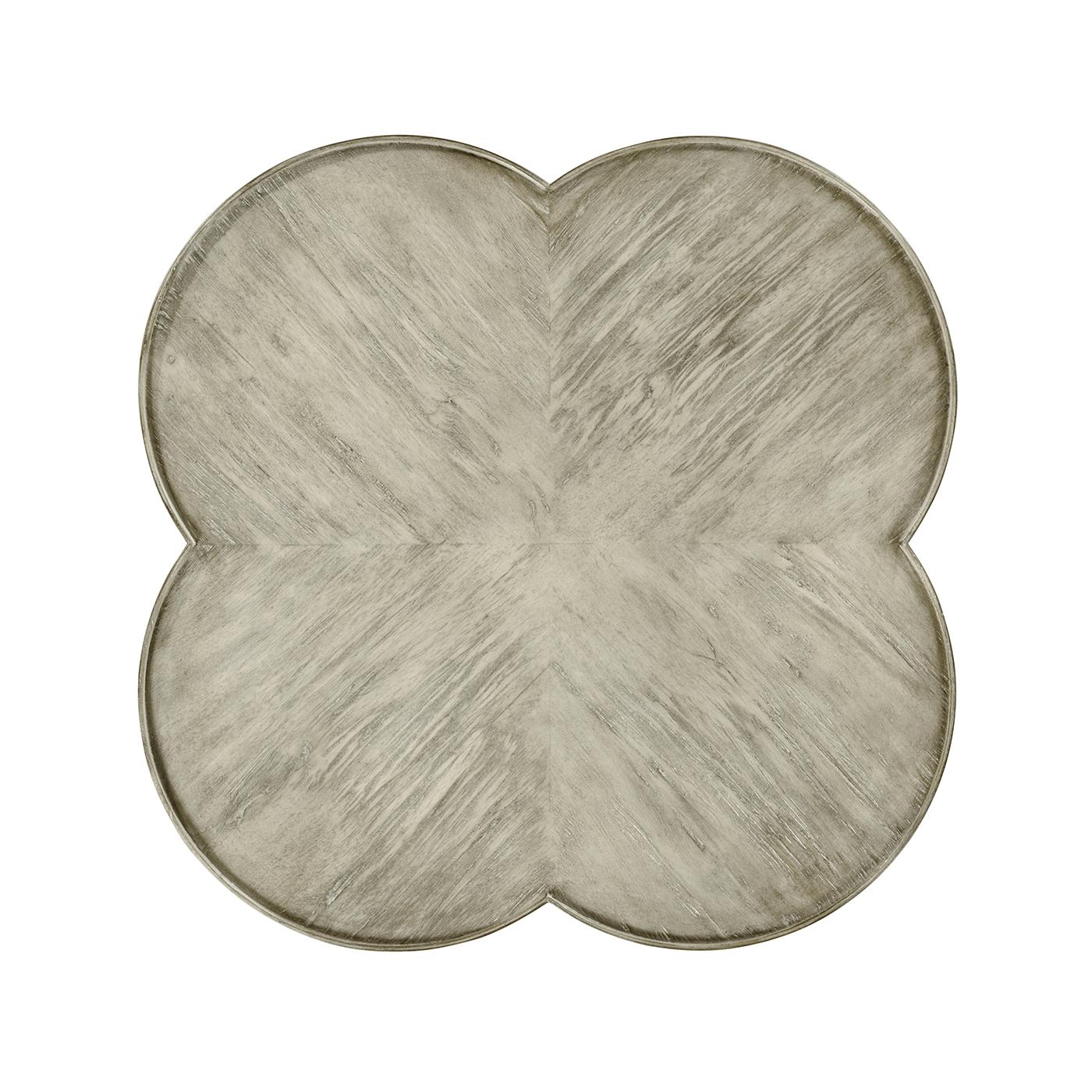 Conçue avec une esthétique intemporelle, cette table est fabriquée en bois d'acacia fortement vieilli qui apporte un air de charme rustique du vieux monde à n'importe quelle pièce.

Le design quadrilobé du plateau de table ajoute une touche