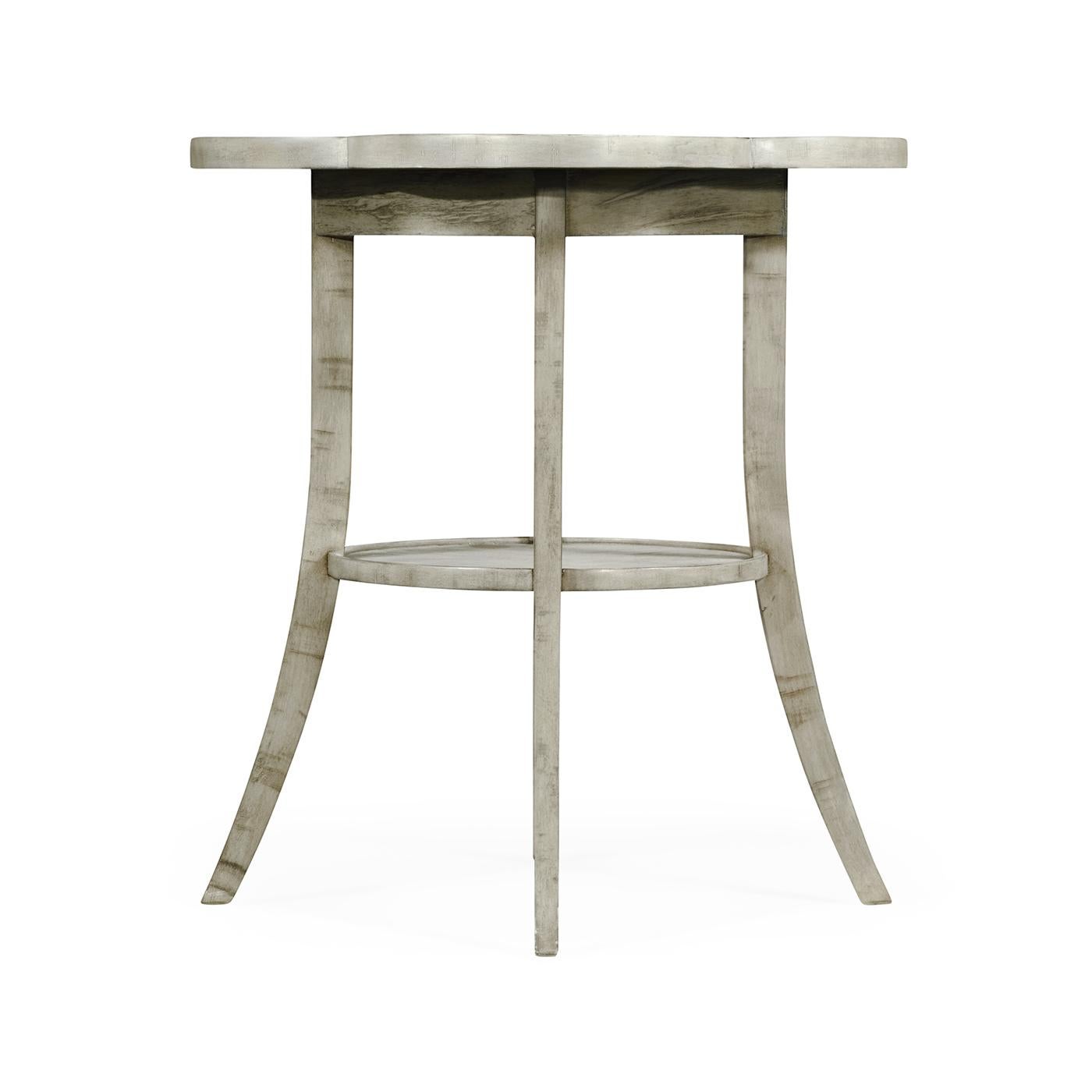 Rustique Table d'extrémité française Quatrefoil gris rustique en vente