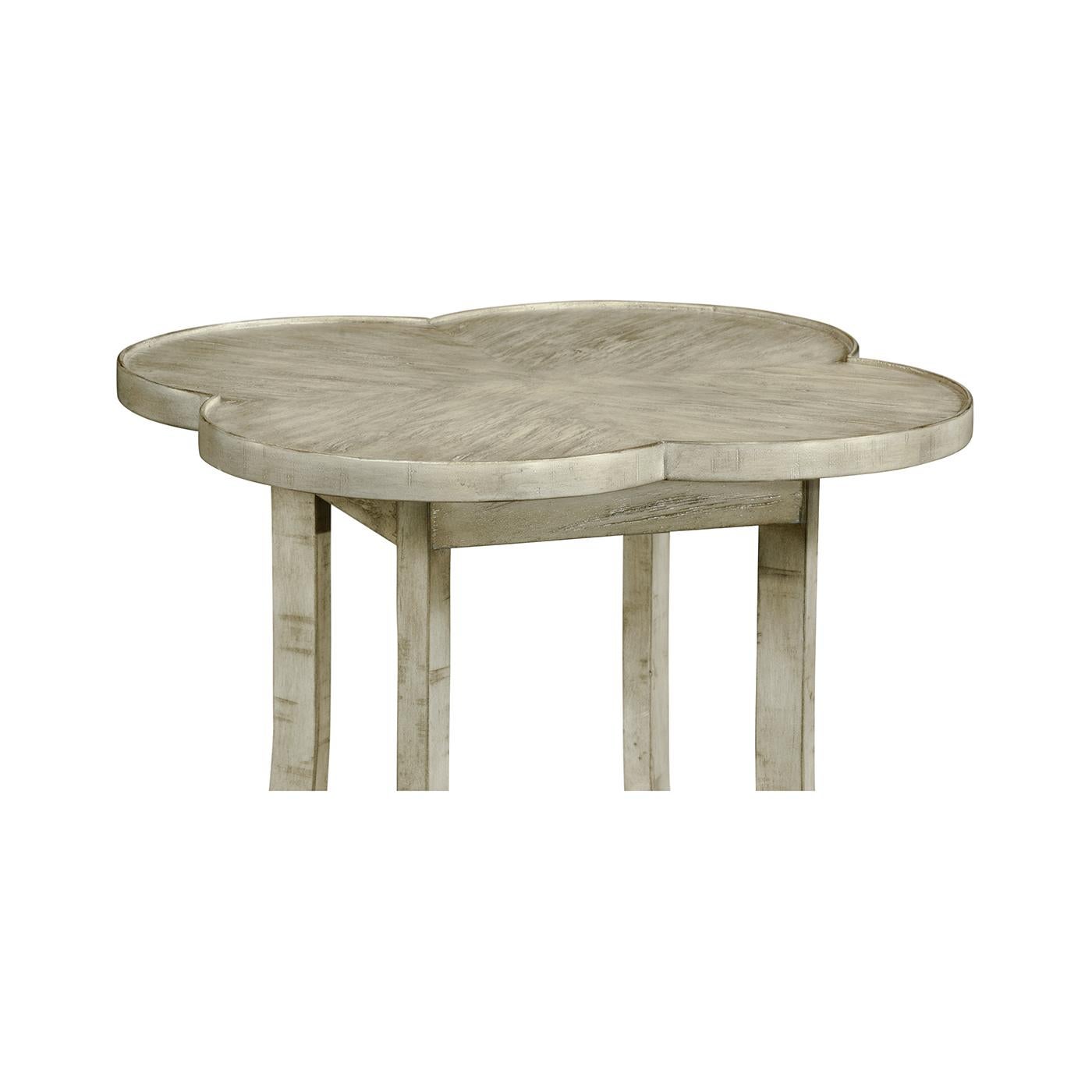 Vietnamien Table d'extrémité française Quatrefoil gris rustique en vente