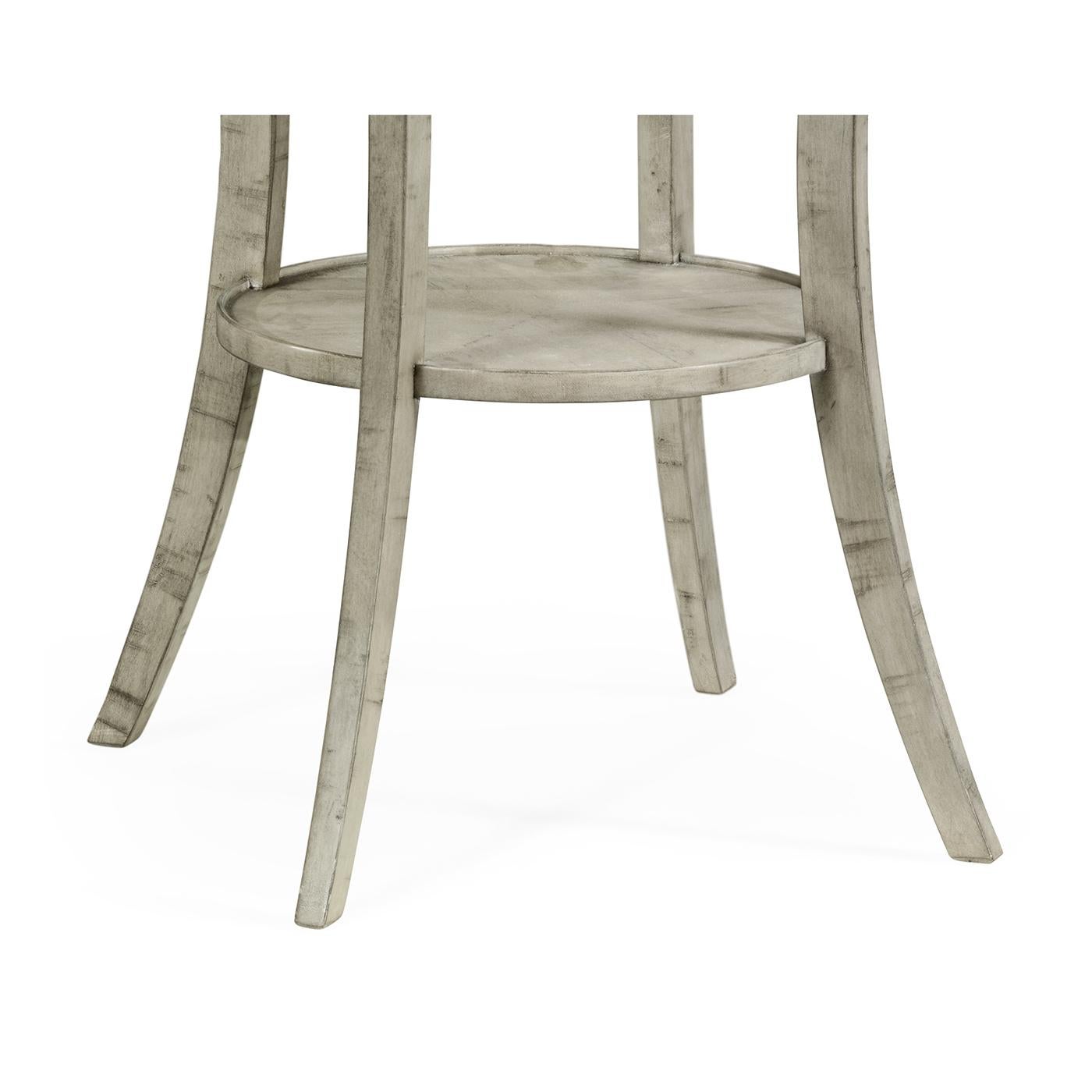 Table d'extrémité française Quatrefoil gris rustique Neuf - En vente à Westwood, NJ
