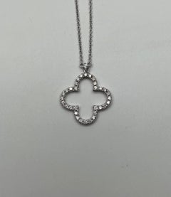 Quatrefoil Lucky Alhambra Halskette mit Anhänger aus Weißgold mit Kleeblatt-Diamanten-Halo-Motiv