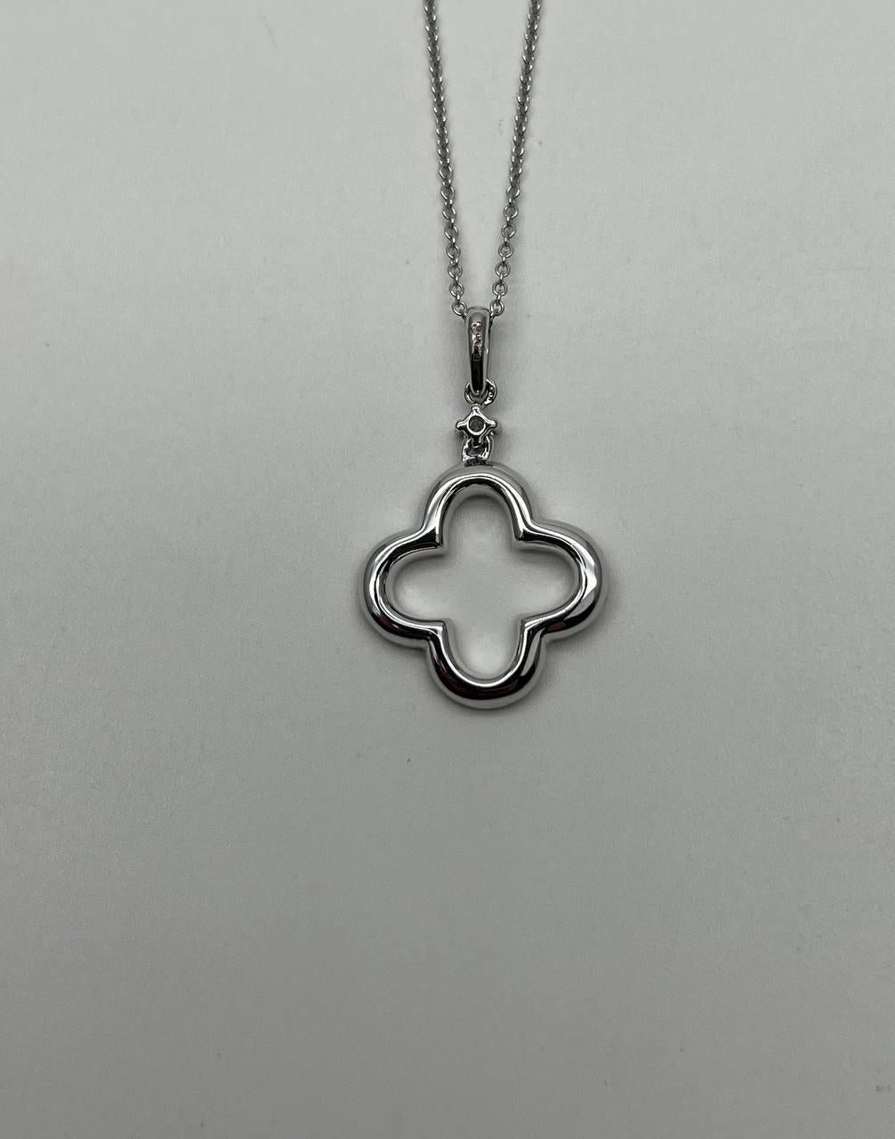 Taglio misto Collana con ciondolo in oro bianco a forma di quadrifoglio fortunato Alhambra con diamanti e motivo a raggiera in vendita