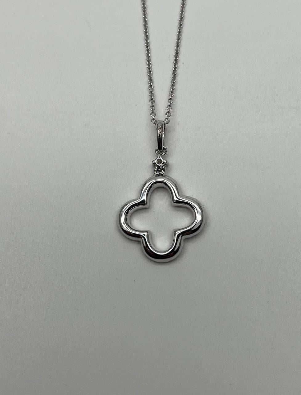Collana con ciondolo in oro bianco a forma di quadrifoglio fortunato Alhambra con diamanti e motivo a raggiera In condizioni Nuovo in vendita a Oakton, VA