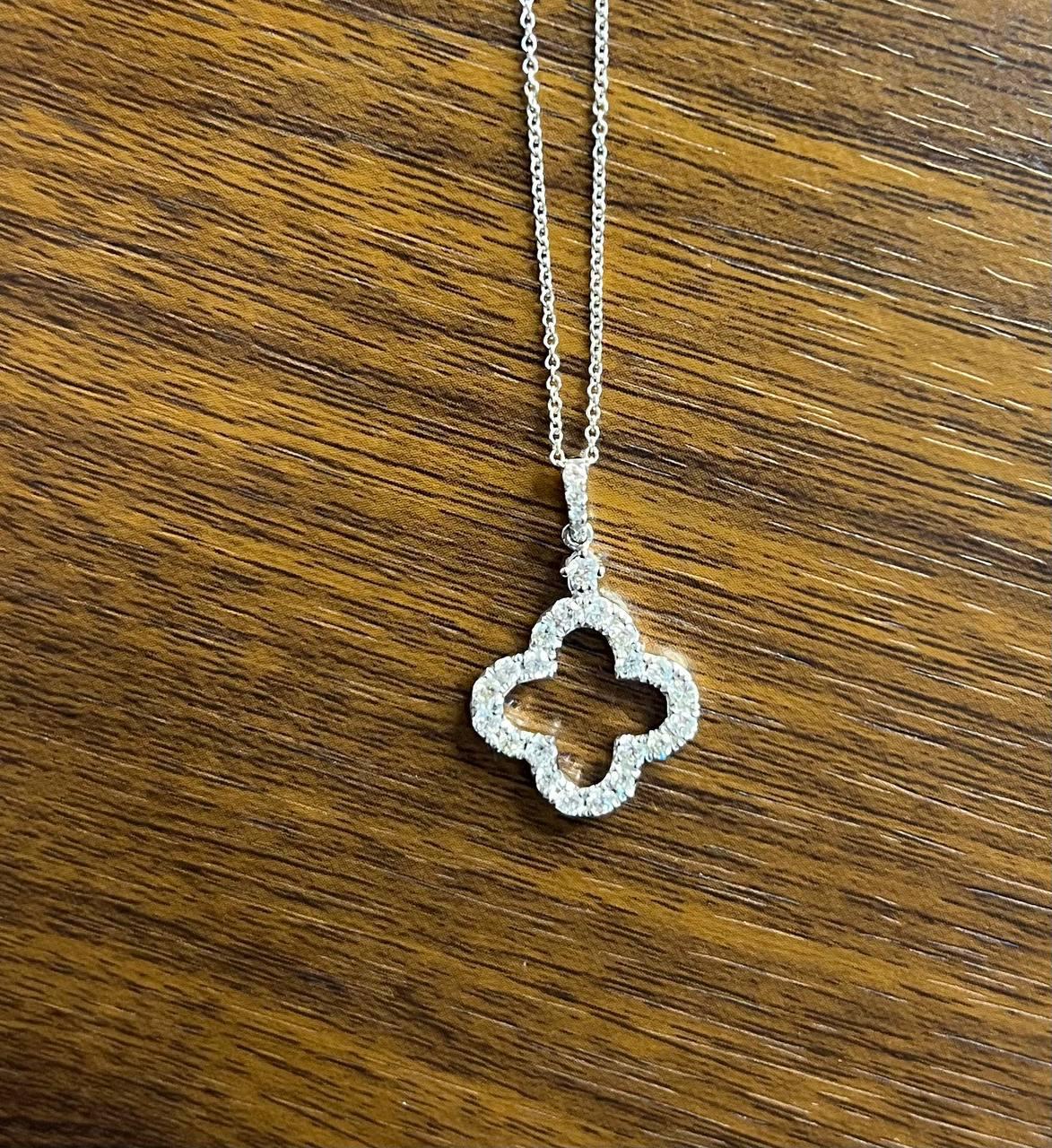 Donna Collana con ciondolo in oro bianco a forma di quadrifoglio fortunato Alhambra con diamanti e motivo a raggiera in vendita