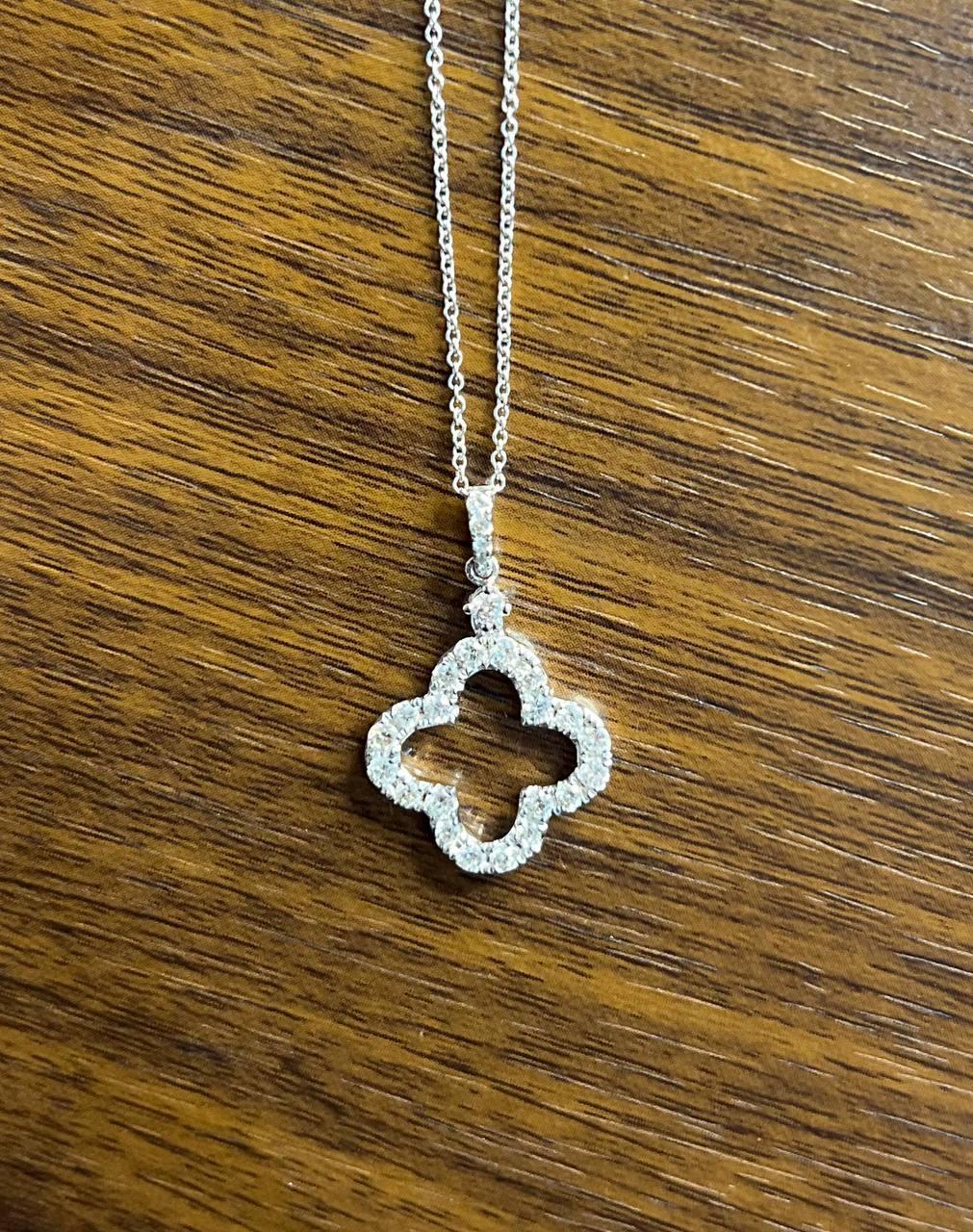 Collana con ciondolo in oro bianco a forma di quadrifoglio fortunato Alhambra con diamanti e motivo a raggiera in vendita 1
