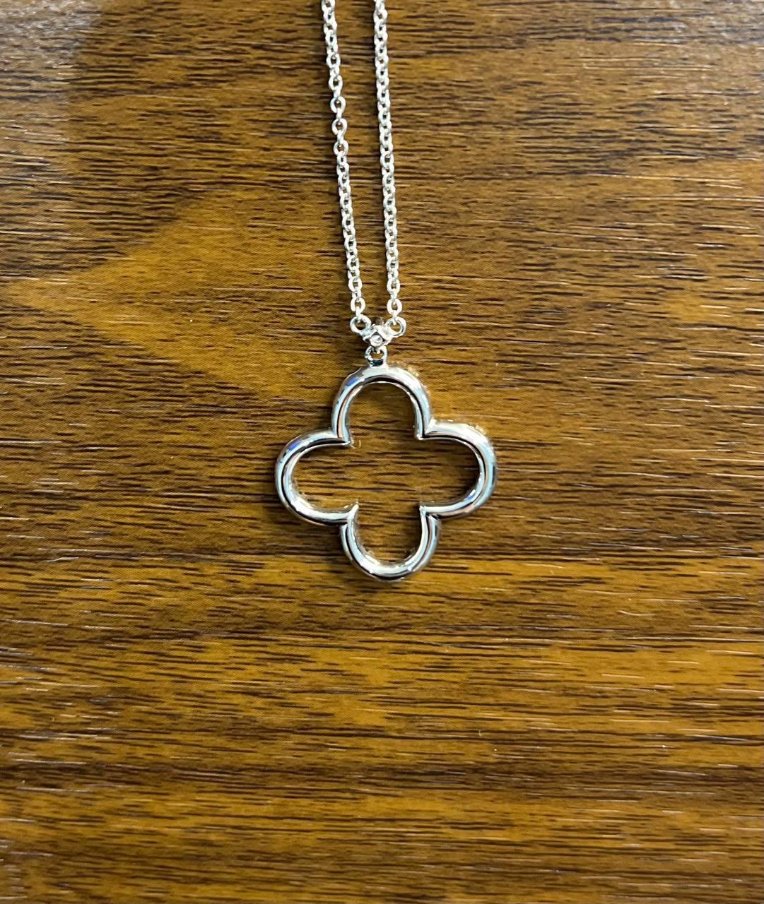 Quatrefoil Lucky Alhambra Clover Diamonds Halo Motif White Gold Pendant Necklace For Sale 2