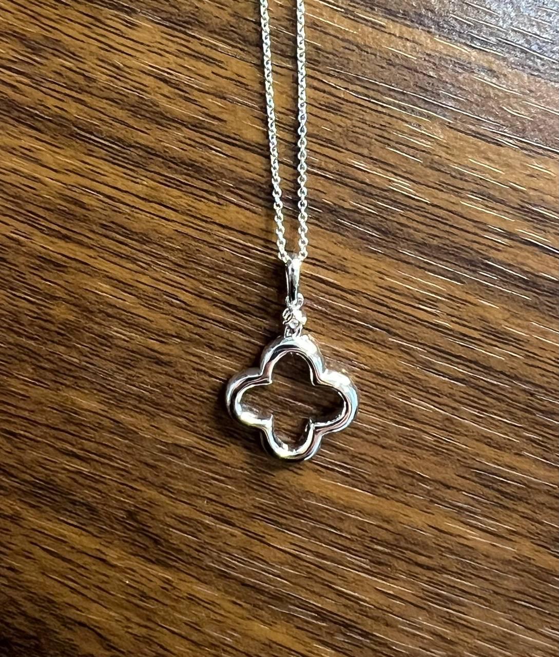 Collana con ciondolo in oro bianco a forma di quadrifoglio fortunato Alhambra con diamanti e motivo a raggiera in vendita 2