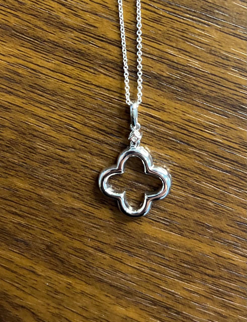 Collana con ciondolo in oro bianco a forma di quadrifoglio fortunato Alhambra con diamanti e motivo a raggiera in vendita 3