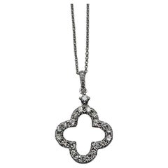 Quatrefoil Lucky Alhambra Halskette mit Anhänger aus Weißgold mit Kleeblatt-Diamanten-Halo-Motiv