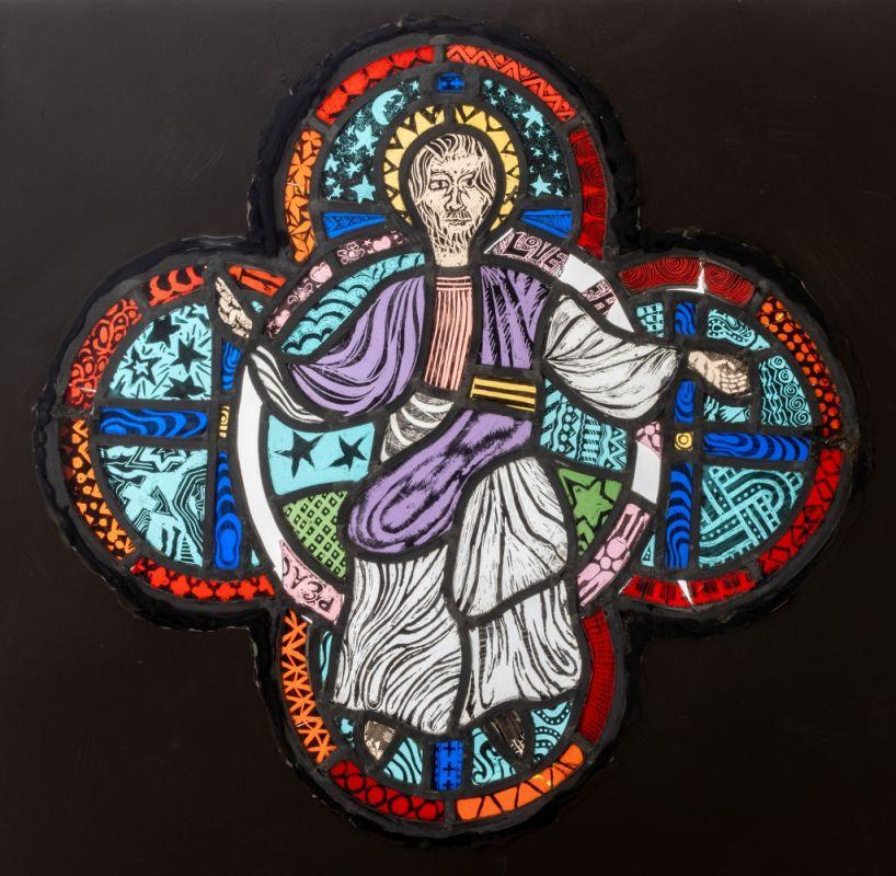 Vitrail quadrilobé, 19e siècle, représentant le Christ dans un geste de bénédiction, monté sur carton. Image : 16